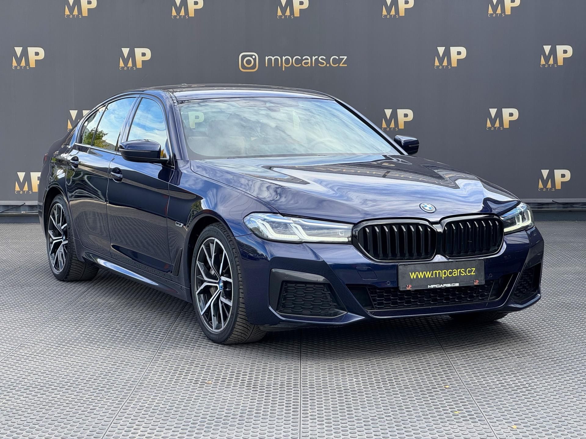 BMW Řada 5, 545e xDrive M Sport, DPH - fotka 3