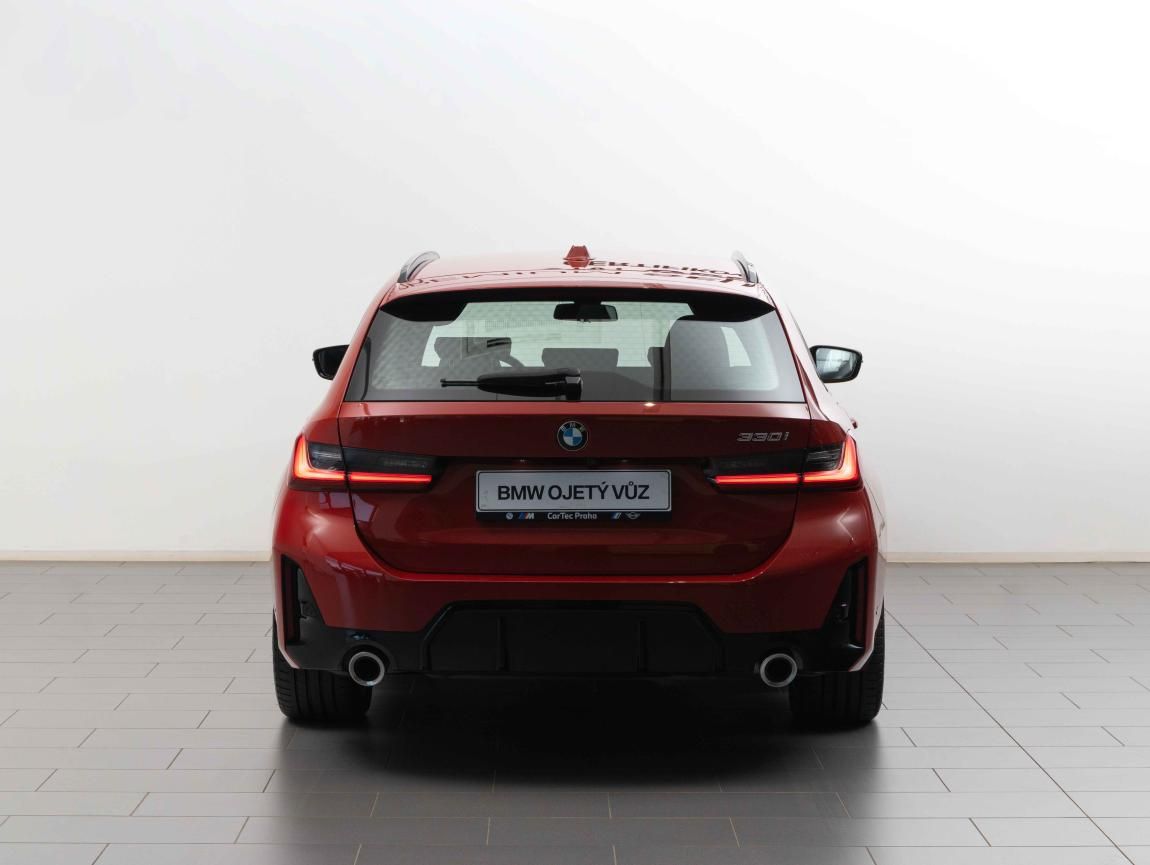 BMW Řada 3, 330i Touring - fotka 4