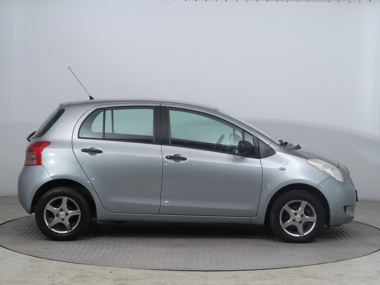 Toyota Yaris, 1.0 VVT-i, plně pojízdný - fotka 6