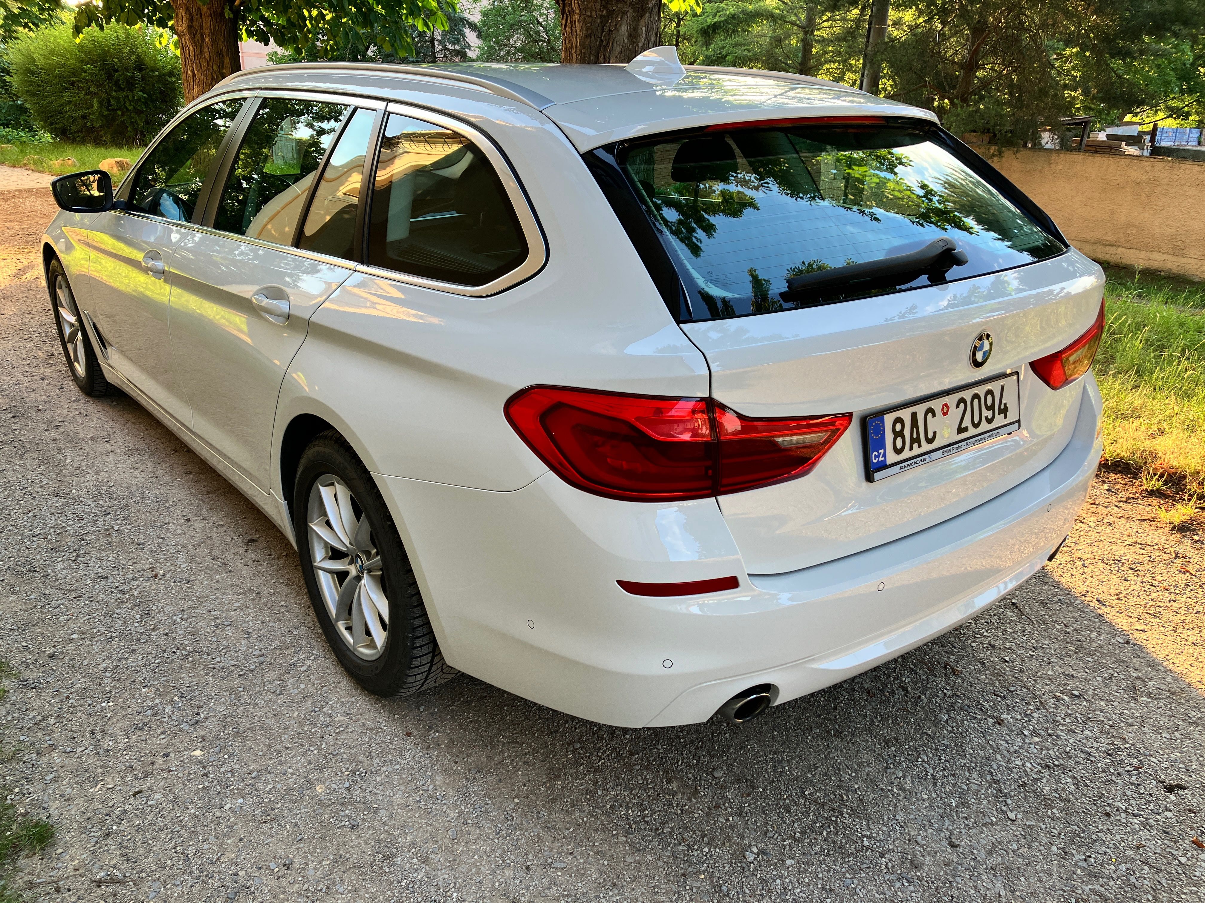 BMW Řada 5, 520 xDrive Touring CZ - fotka 5