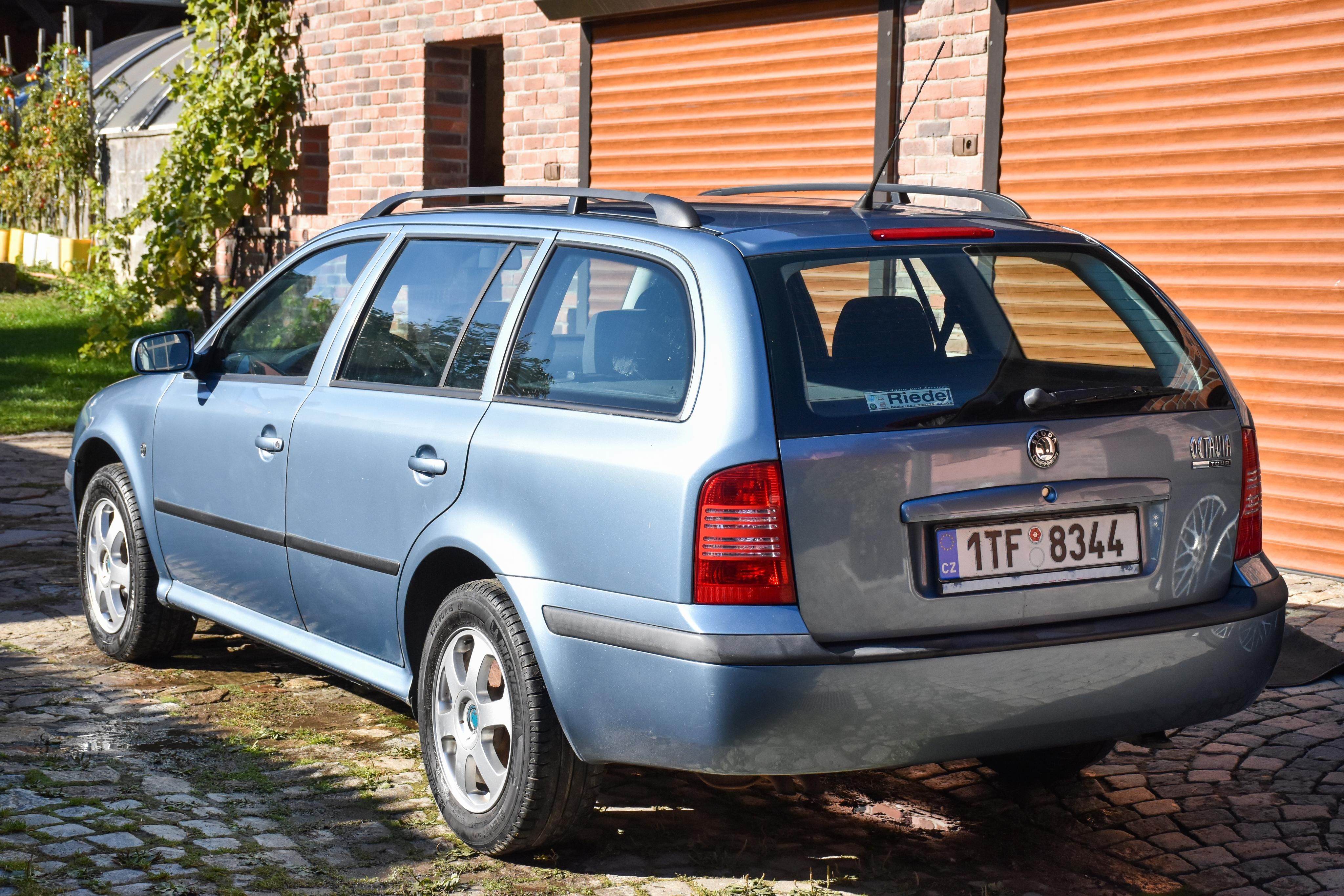 Škoda Octavia, 1.6 MPI Tour climatronic - fotka 3