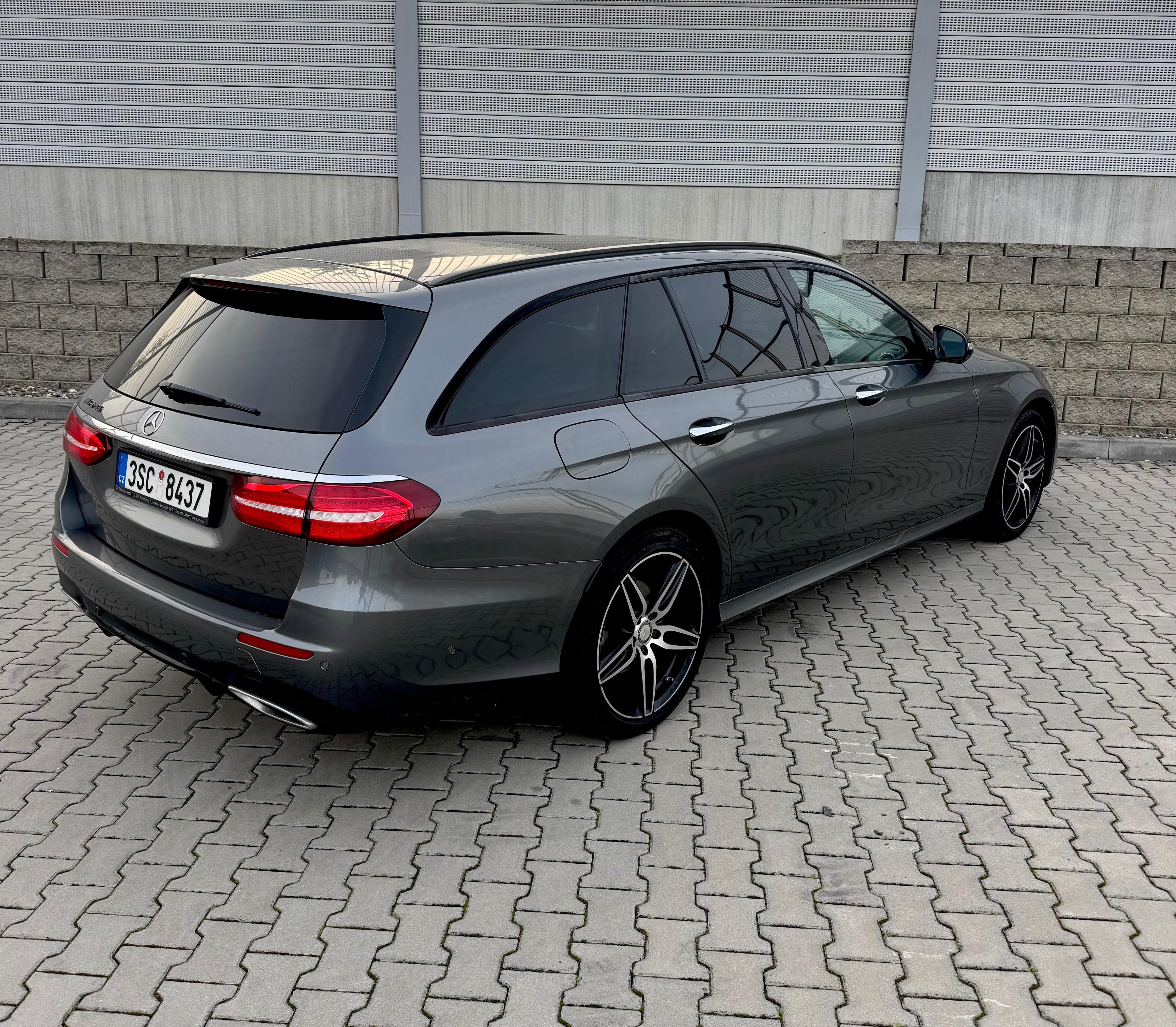 Mercedes-Benz Třídy E, 220d 143kw Amg line, Head-up, - fotka 3