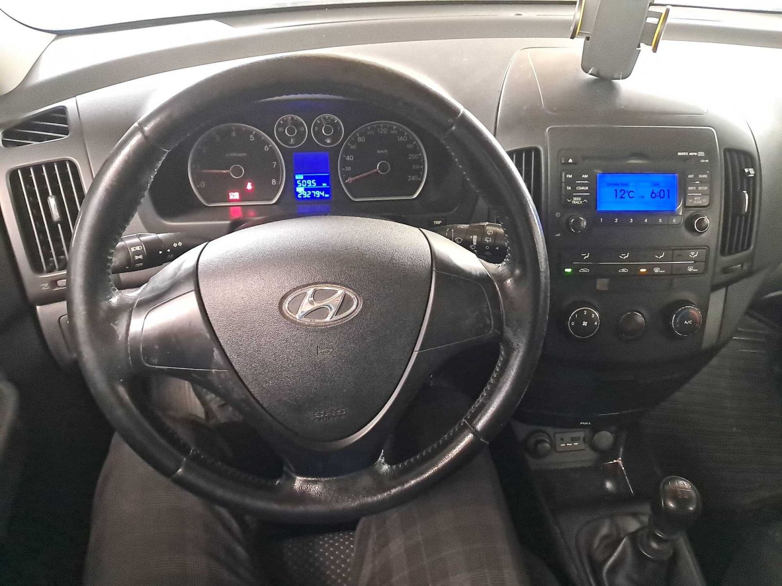 Hyundai i30, 1.4 CVVT, Klima, rezervace - fotka 3