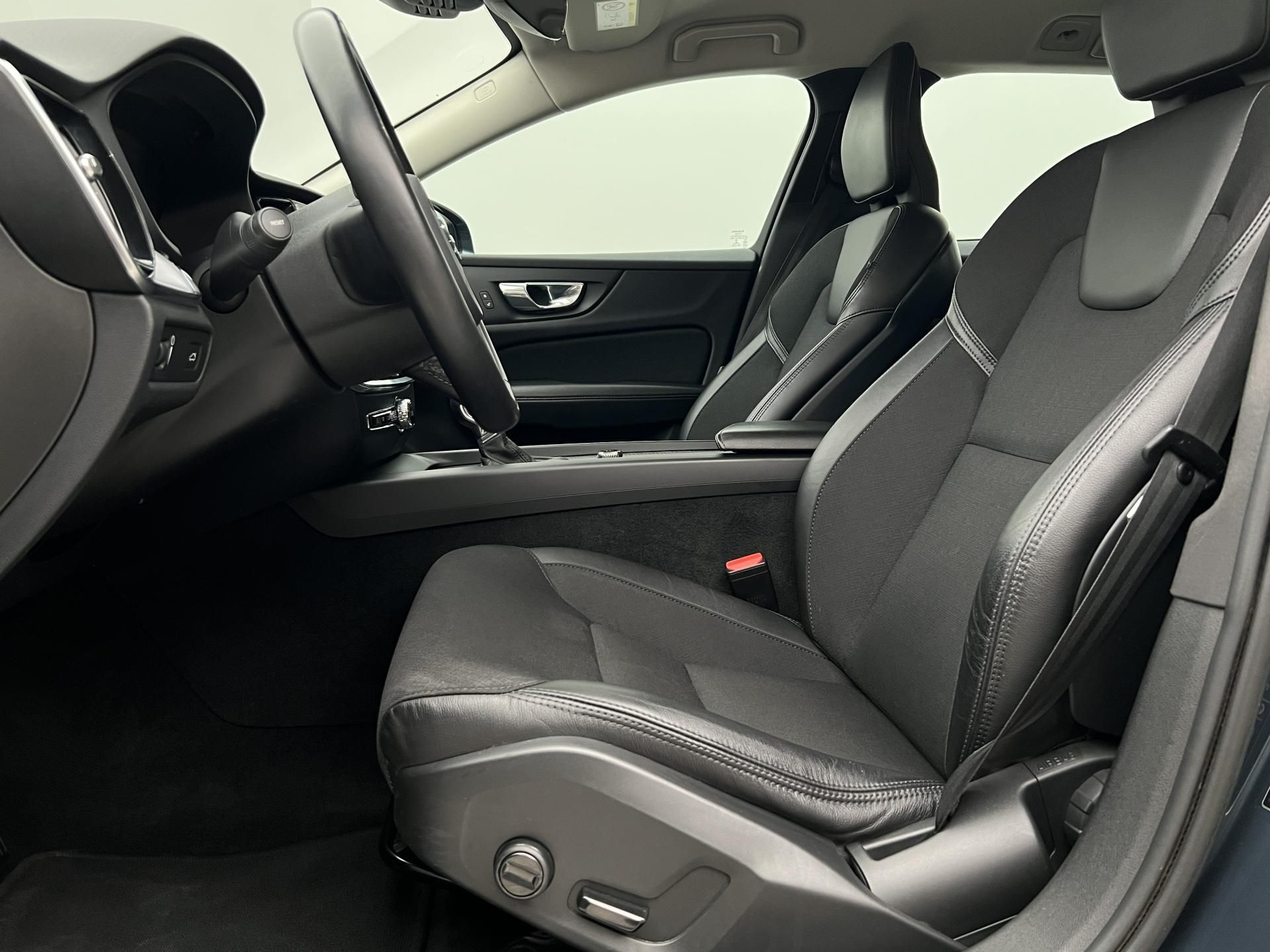 Volvo V60, CC D4 AWD AUT CZ 1. maj. - fotka 3