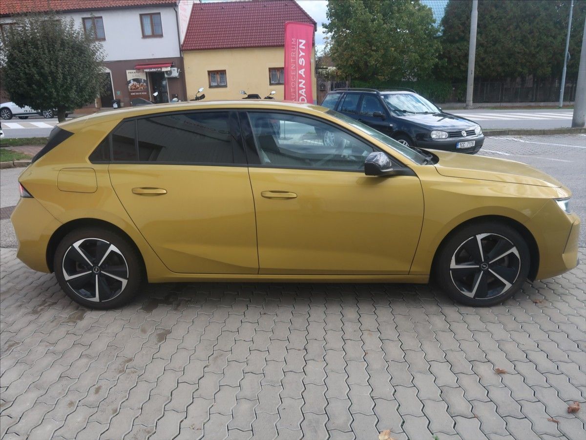 Opel Astra, 1,6 T PHEV, zánovní vůz - fotka 3