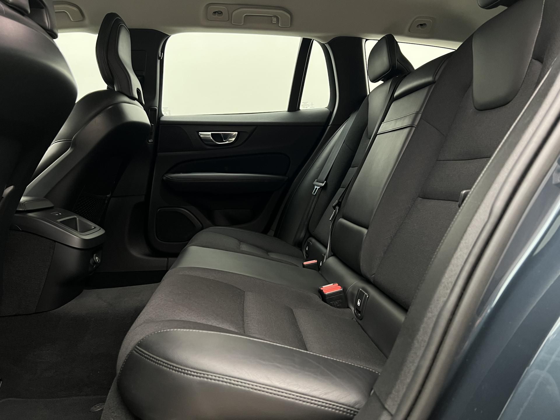 Volvo V60, CC D4 AWD AUT CZ 1. maj. - fotka 6