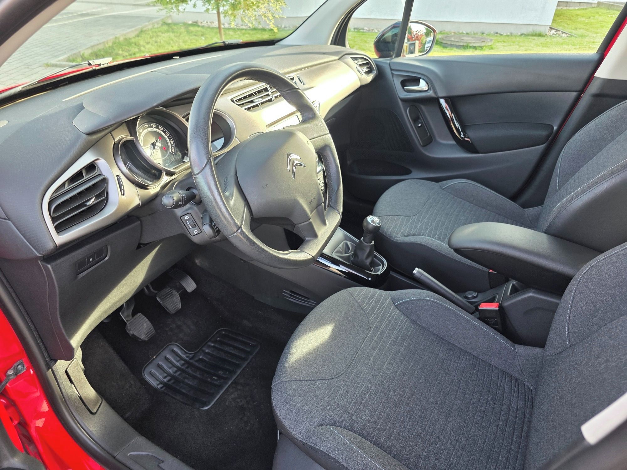 Citroën C3, 1,2l, manual, 89 000km - fotka 3