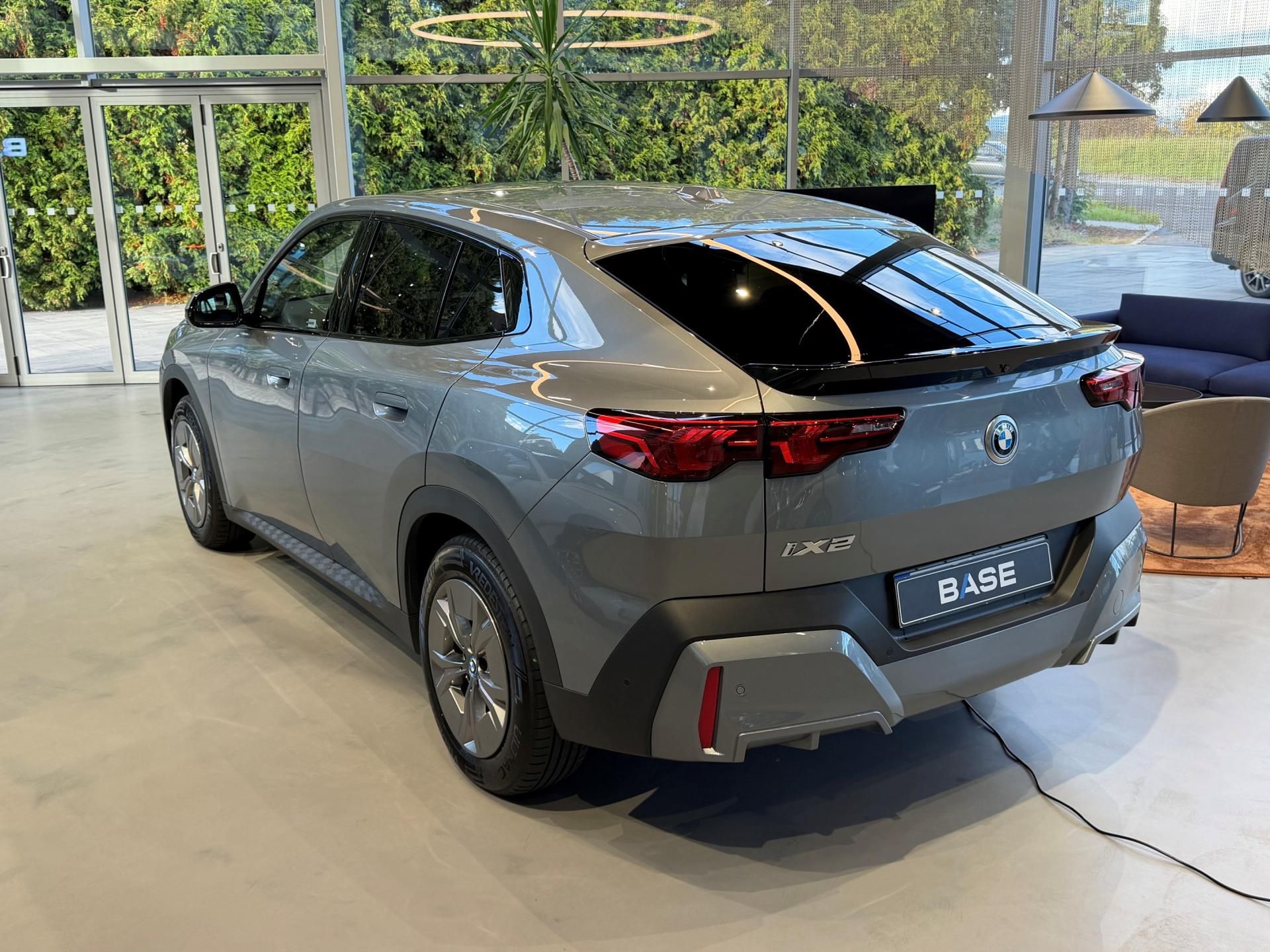 BMW iX2, xDrive 30 - fotka 3