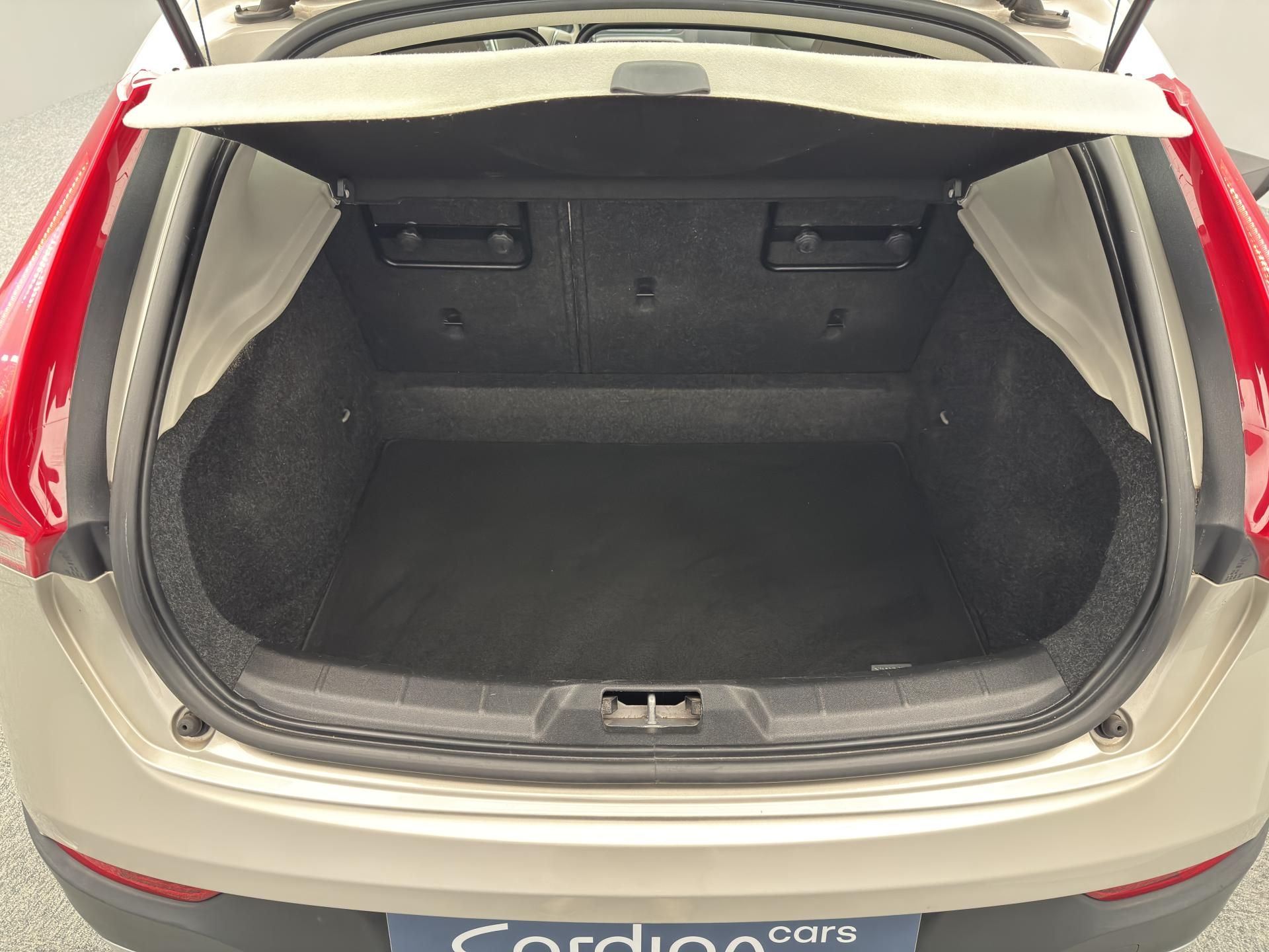 Volvo V40, CC T4 AWD MOMENTUM CZ - fotka 5