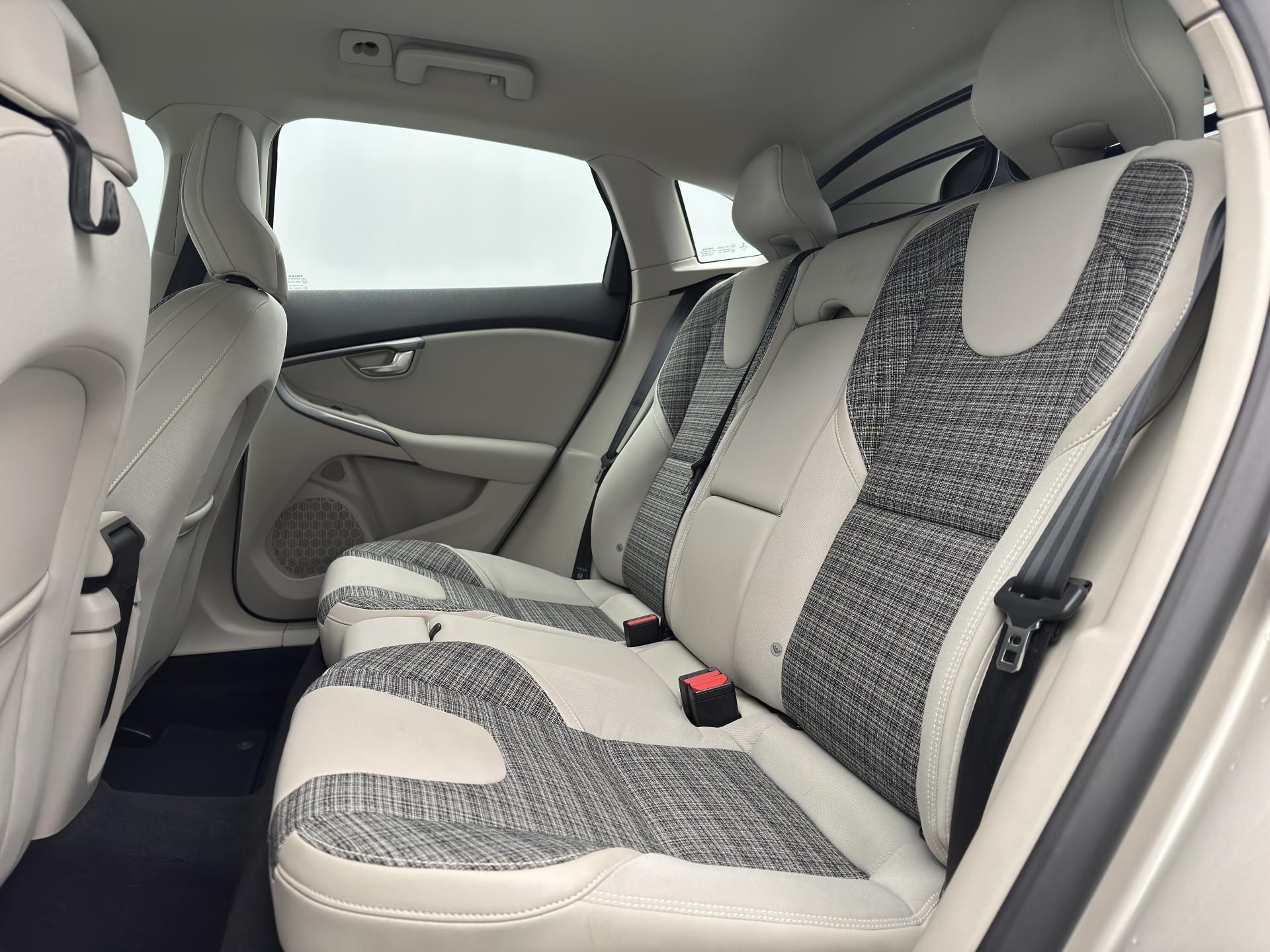 Volvo V40, CC T4 AWD MOMENTUM CZ - fotka 6