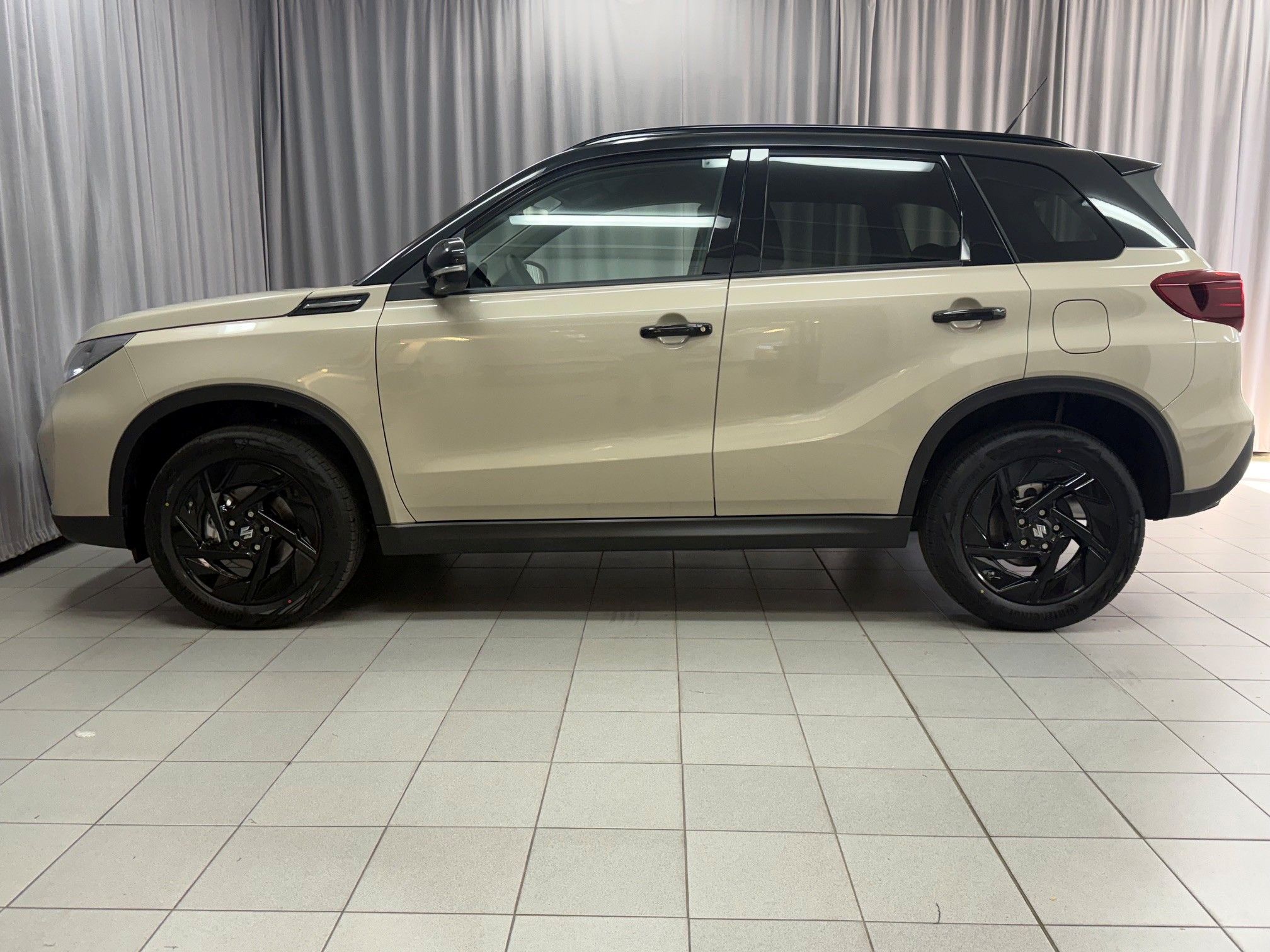 Suzuki Vitara, 1,4 Black ed. 4x2, zimní kola - fotka 5