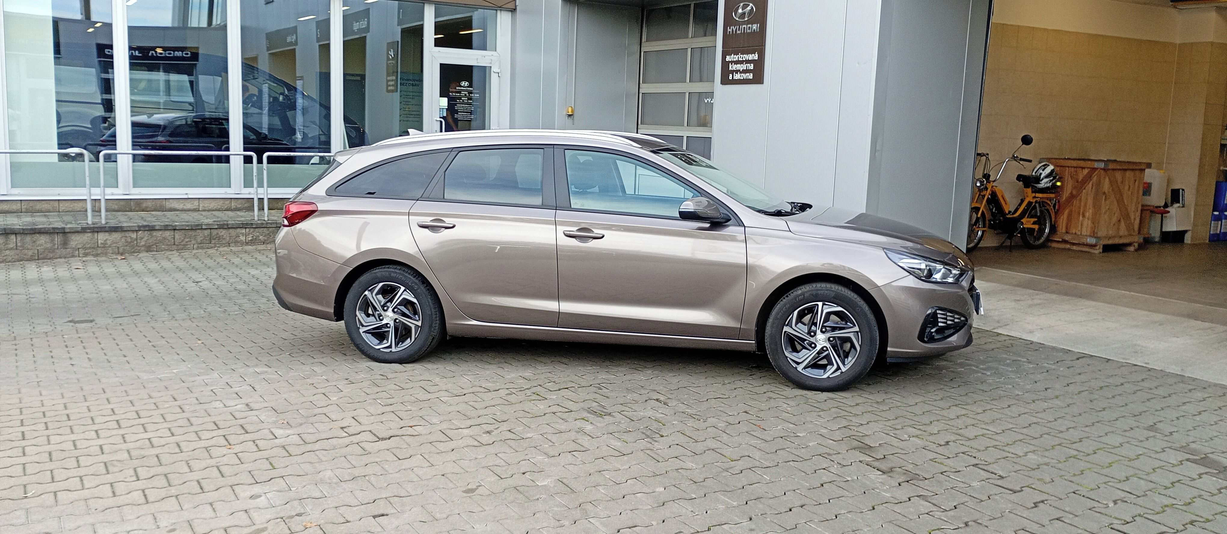 Hyundai i30, 1.5 81kW  Comfort Silky Bronz - fotka 3