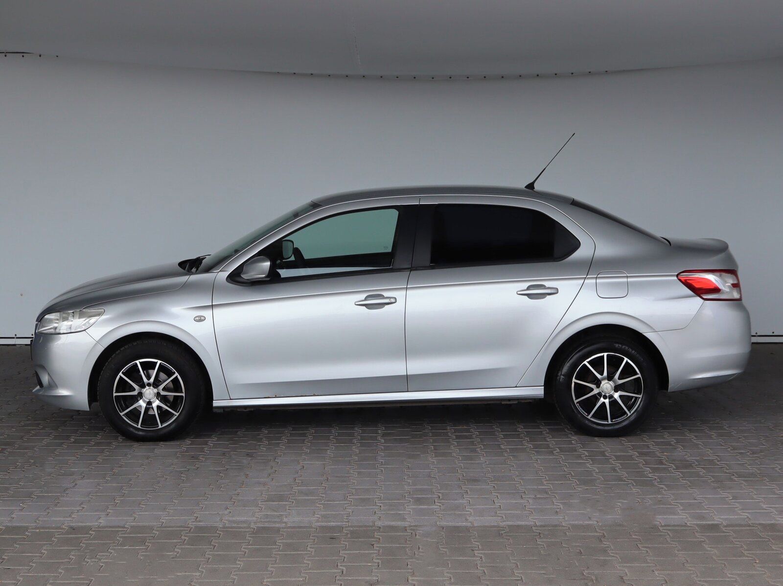 Peugeot 301, 1.2 VTi, jezdí dobře - fotka 3