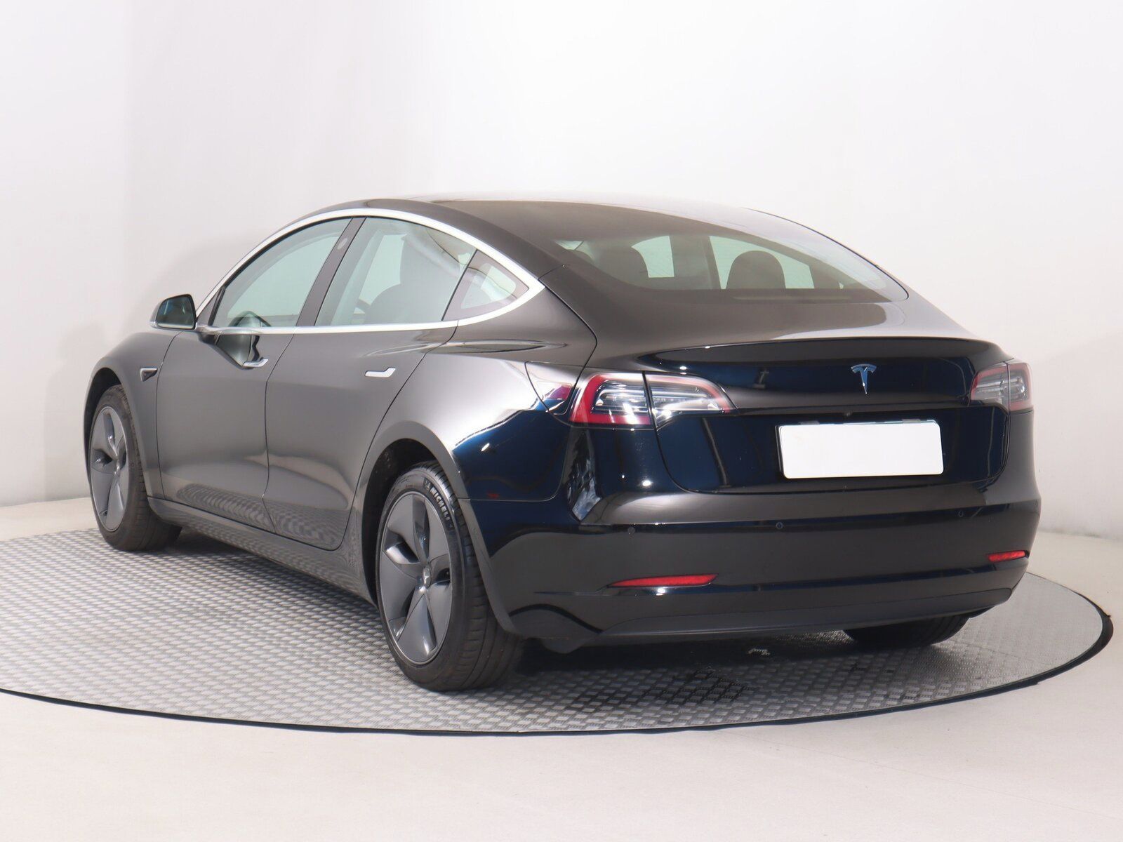 Tesla Model 3, Long Range RWD 78kWh, SoH 84% - fotka 4