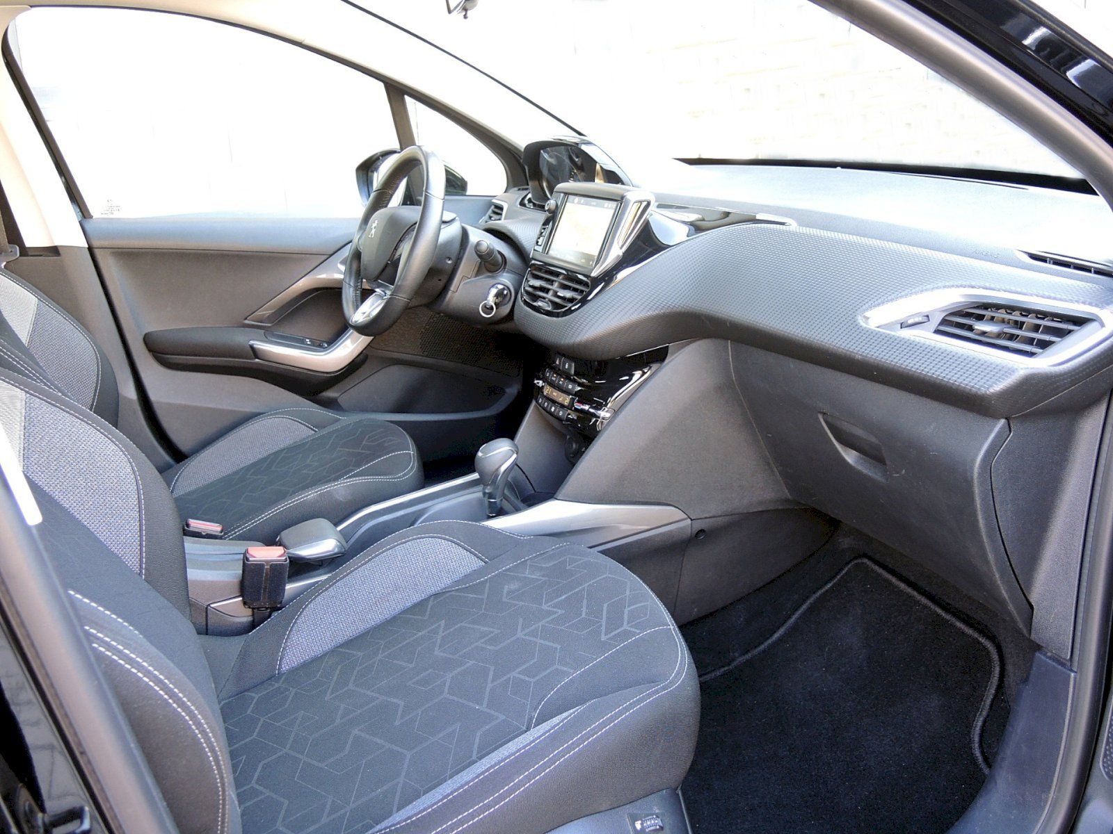 Peugeot 2008, 1.2 81kW PureTech GT LINE - fotka 6