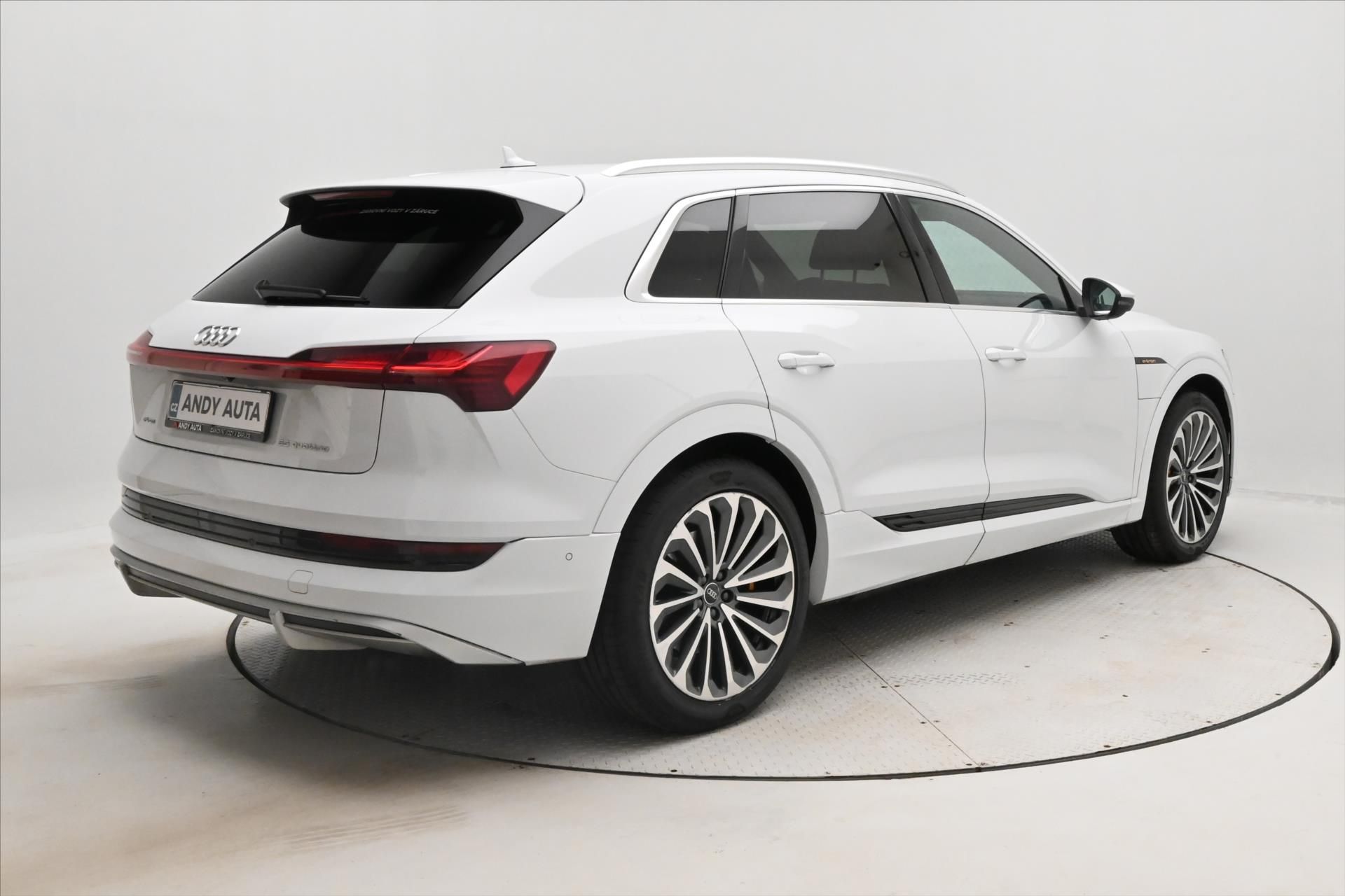 Audi e-tron, 55 300 kW QUATTRO S-LINE Záruk - fotka 5