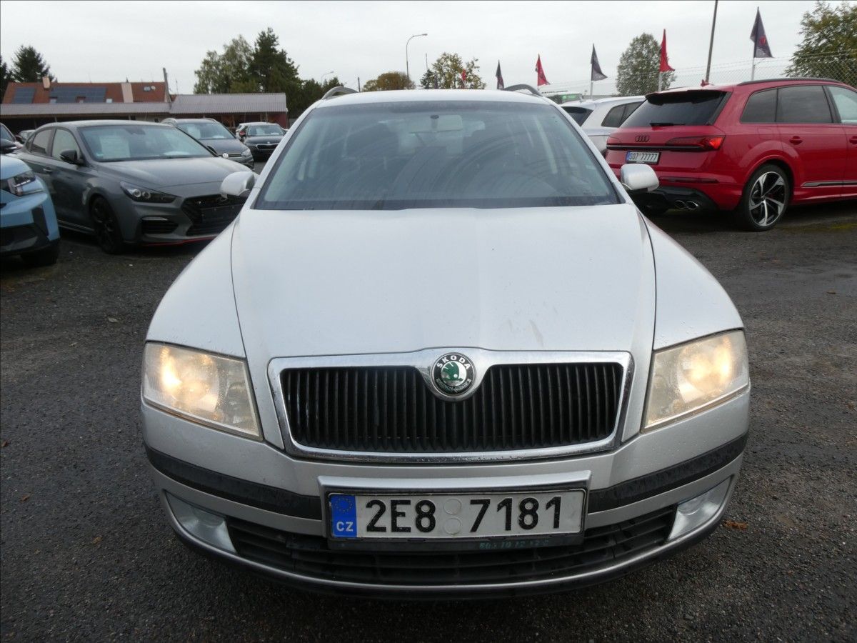 Škoda Octavia, 1,6 FSi 85kW závěs, 2x kola - fotka 2