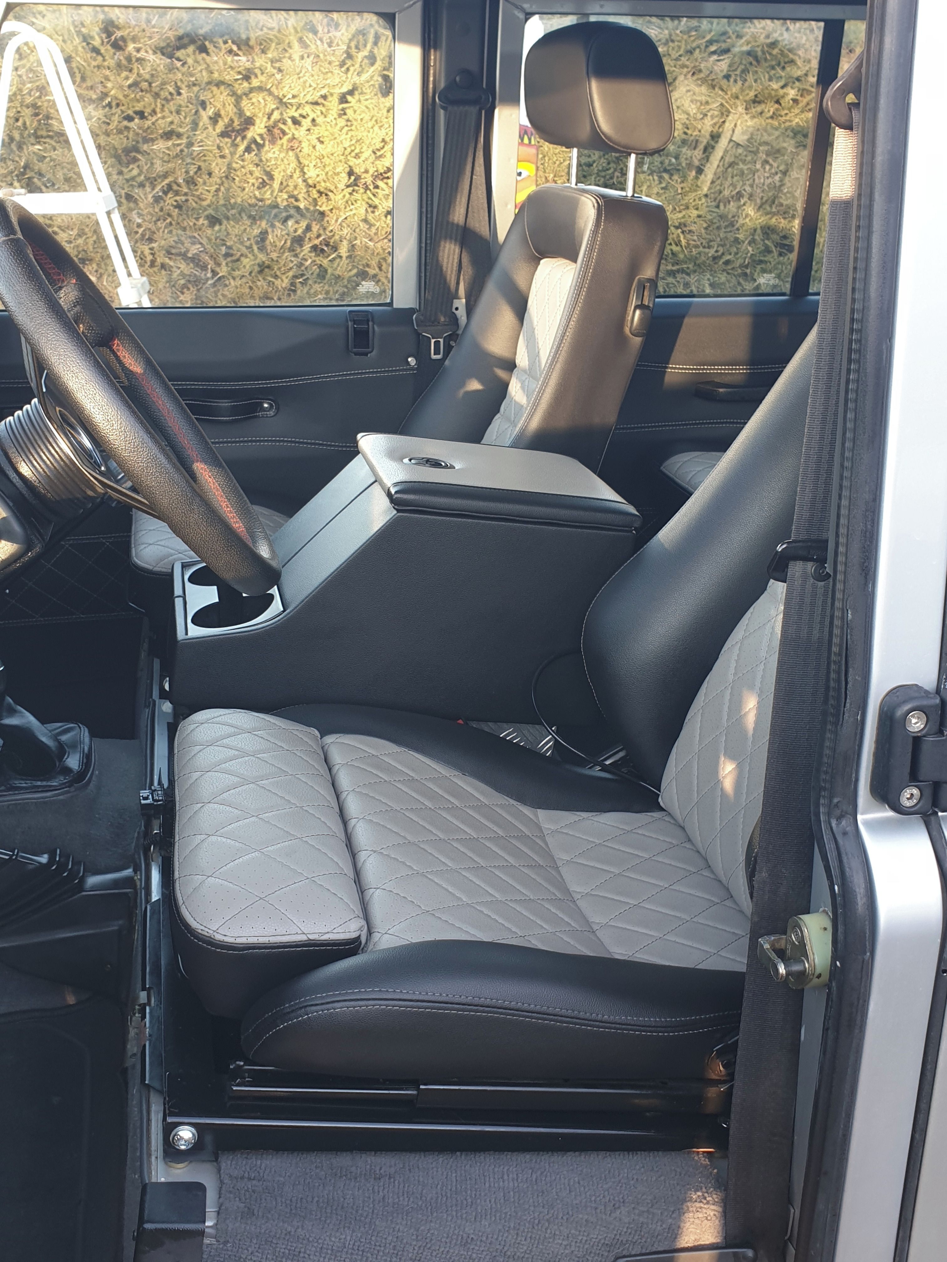 Land Rover Defender, po renovaci - fotka 3