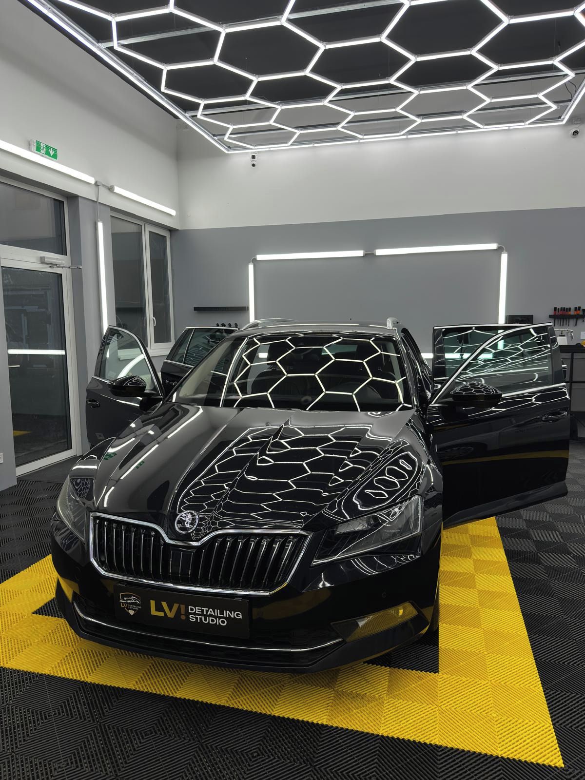 Škoda Superb, 2.0, DPH, L&K, 4x4 - fotka 5