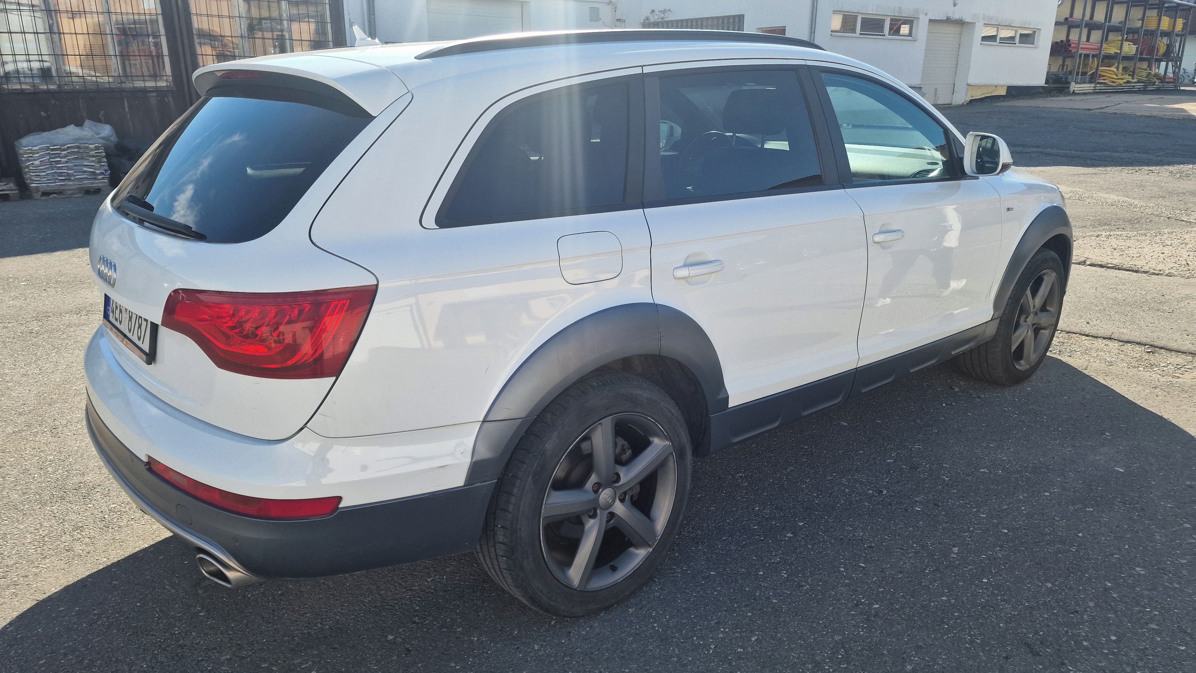 Audi Q7, 3.0 TDI V6 S-line, 180 kW, 4x4 - fotka 6