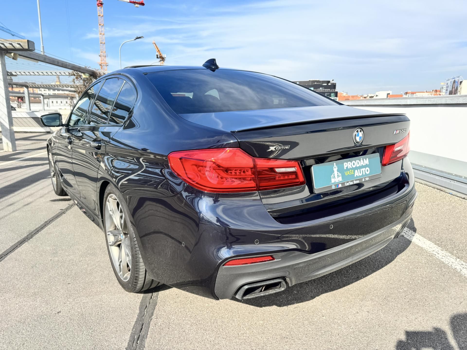 BMW Řada 5, M550i xDrive nez.topení - fotka 5