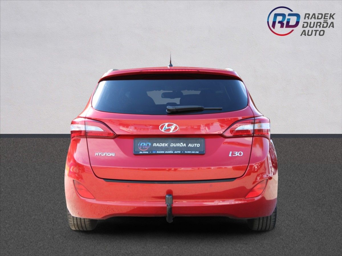 Hyundai i30, 1,6 i  ČR,1.MAJ,WEEKEND DESIGN - fotka 6