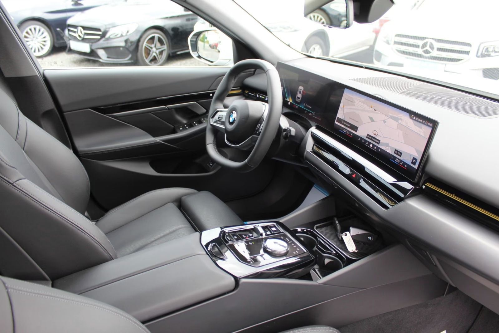 BMW Řada 5, 520 d Touring*Kůže*Kamera* - fotka 6