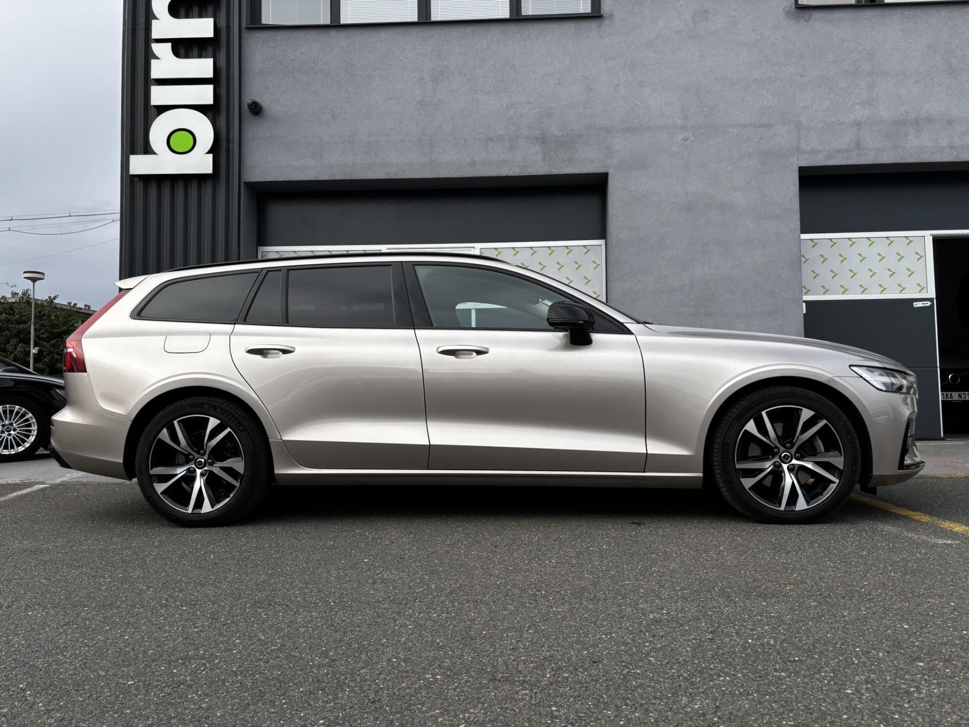 Volvo V60, Plus 2.0i B4 MHEV (145 kW) - fotka 2