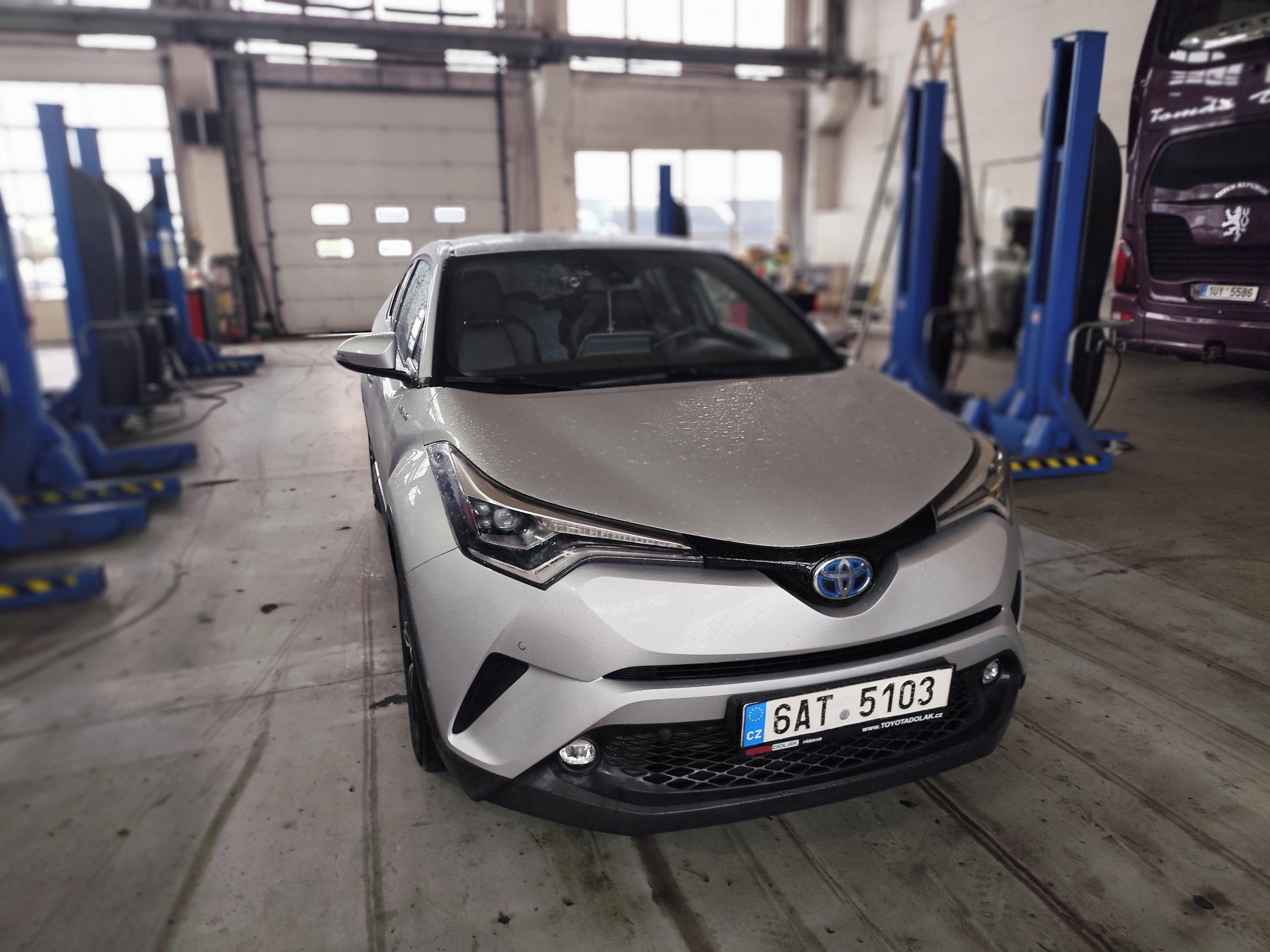 Toyota C-HR, 1.8 benzín hybrid - fotka 2