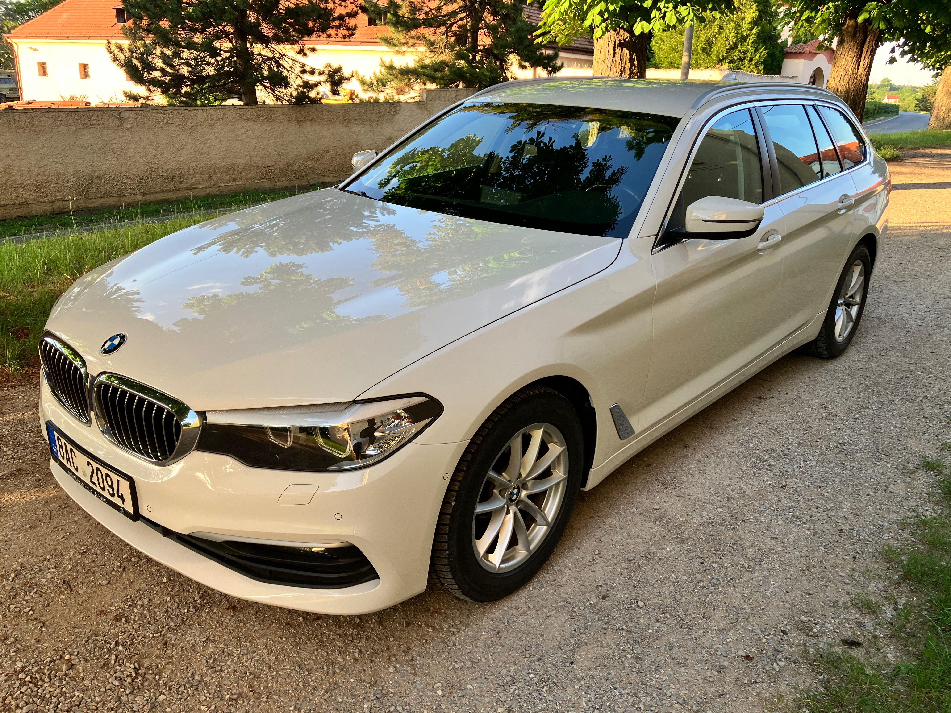 BMW Řada 5, 520 xDrive Touring CZ - fotka 4