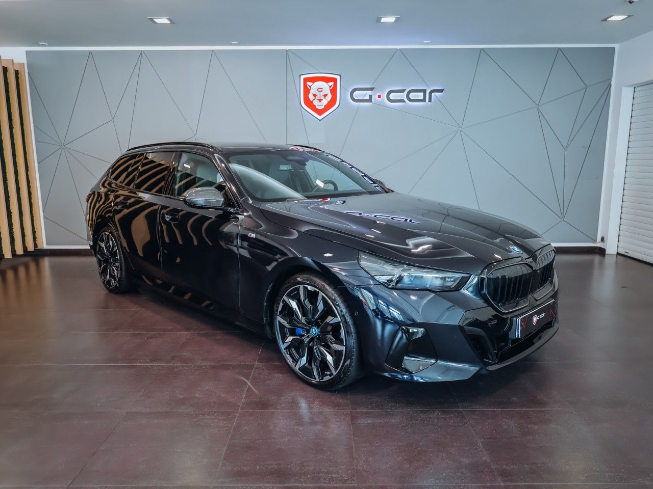 BMW Řada 5, 550e xDrive M-sport Touring - fotka 2