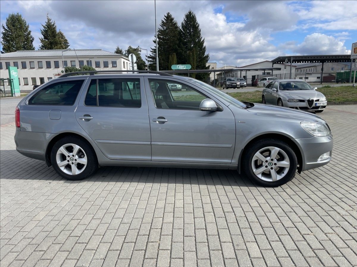 Škoda Octavia, 1,2 TSi 77kw Ambiente výborný - fotka 5