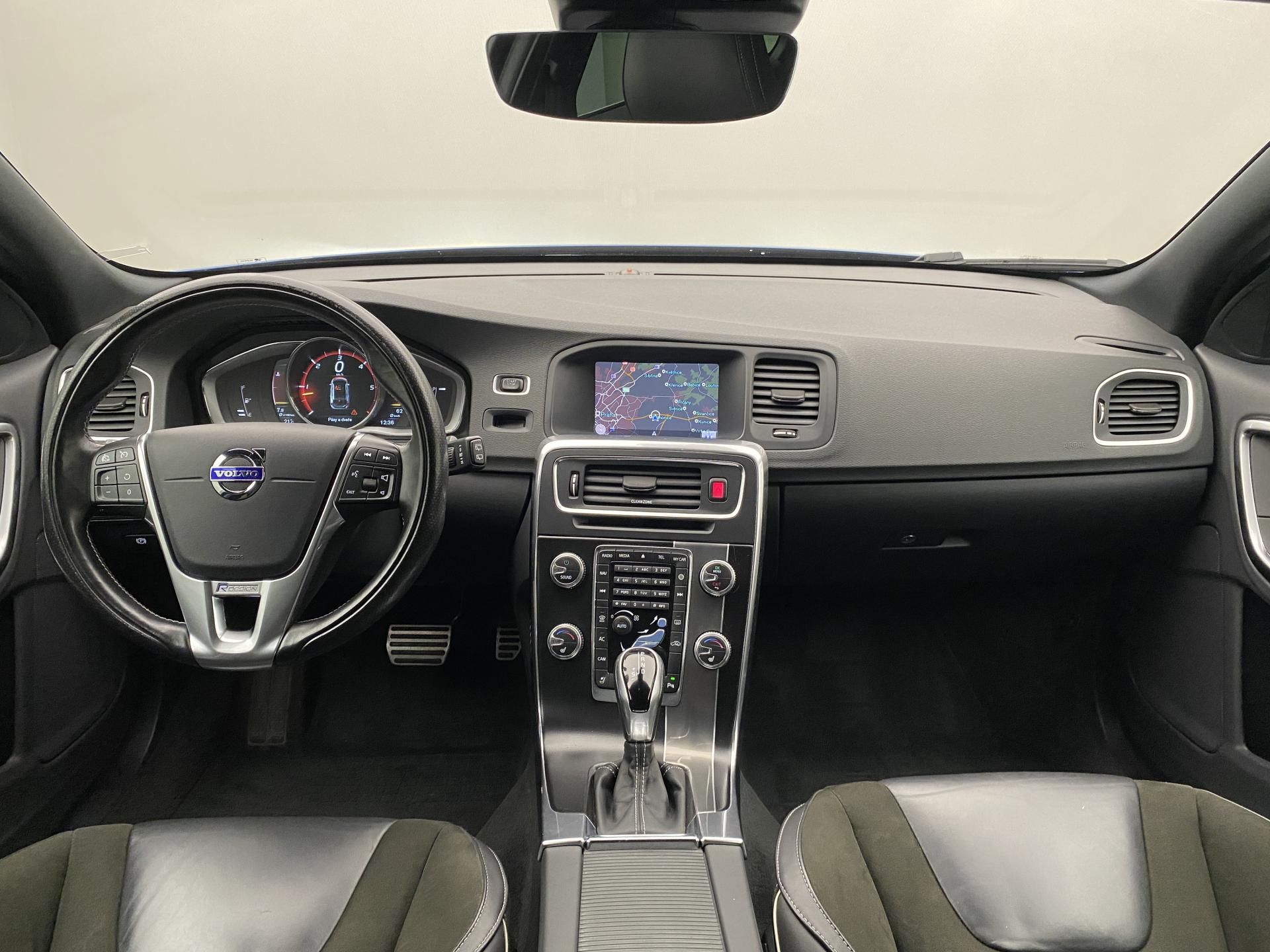 Volvo V60, D4 AWD R-DESIGN AUT - fotka 2