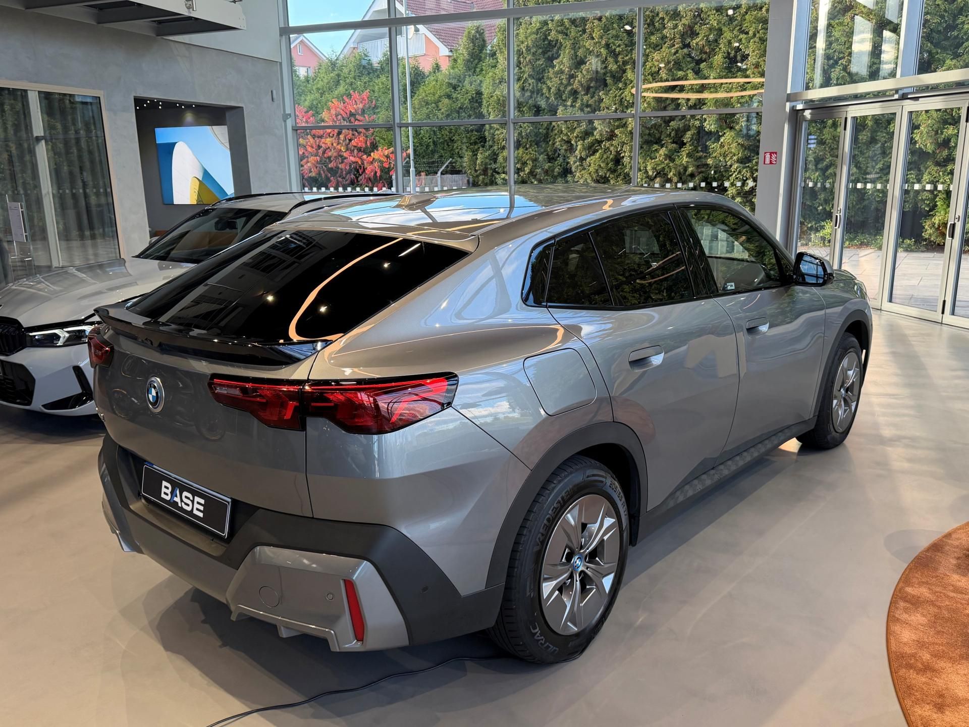 BMW iX2, xDrive 30 - fotka 2