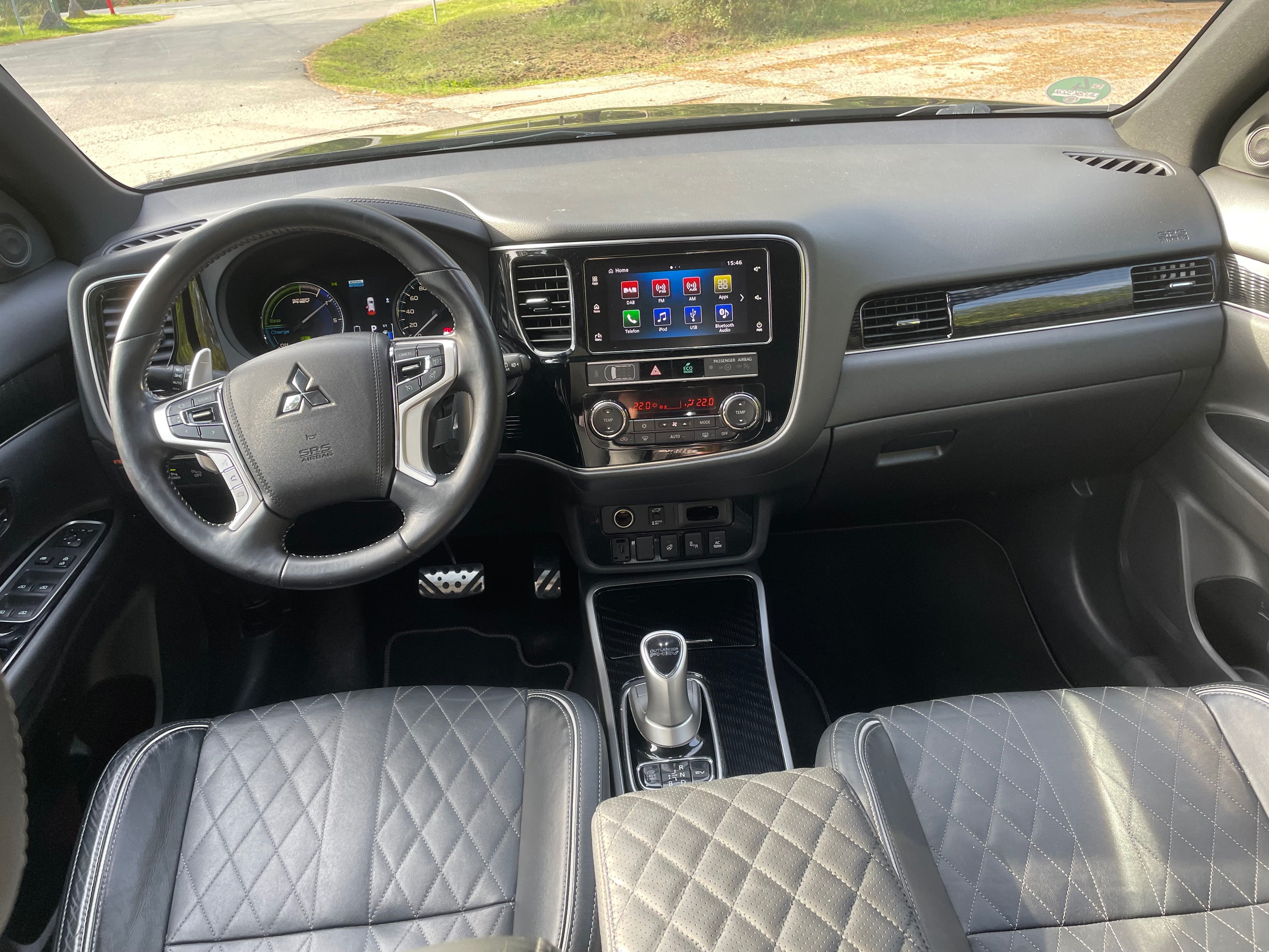 Mitsubishi Outlander, 2,4 phev 4x4 tažné, kůže, LED - fotka 4