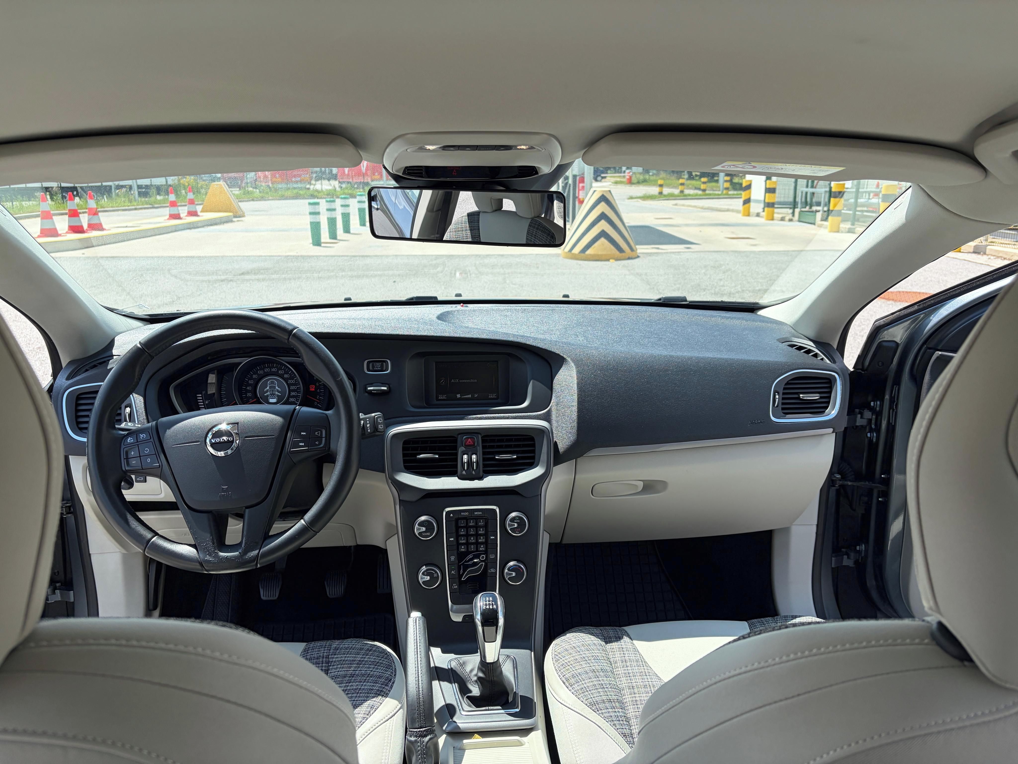 Volvo V40, T2 benzín, manuál - fotka 6