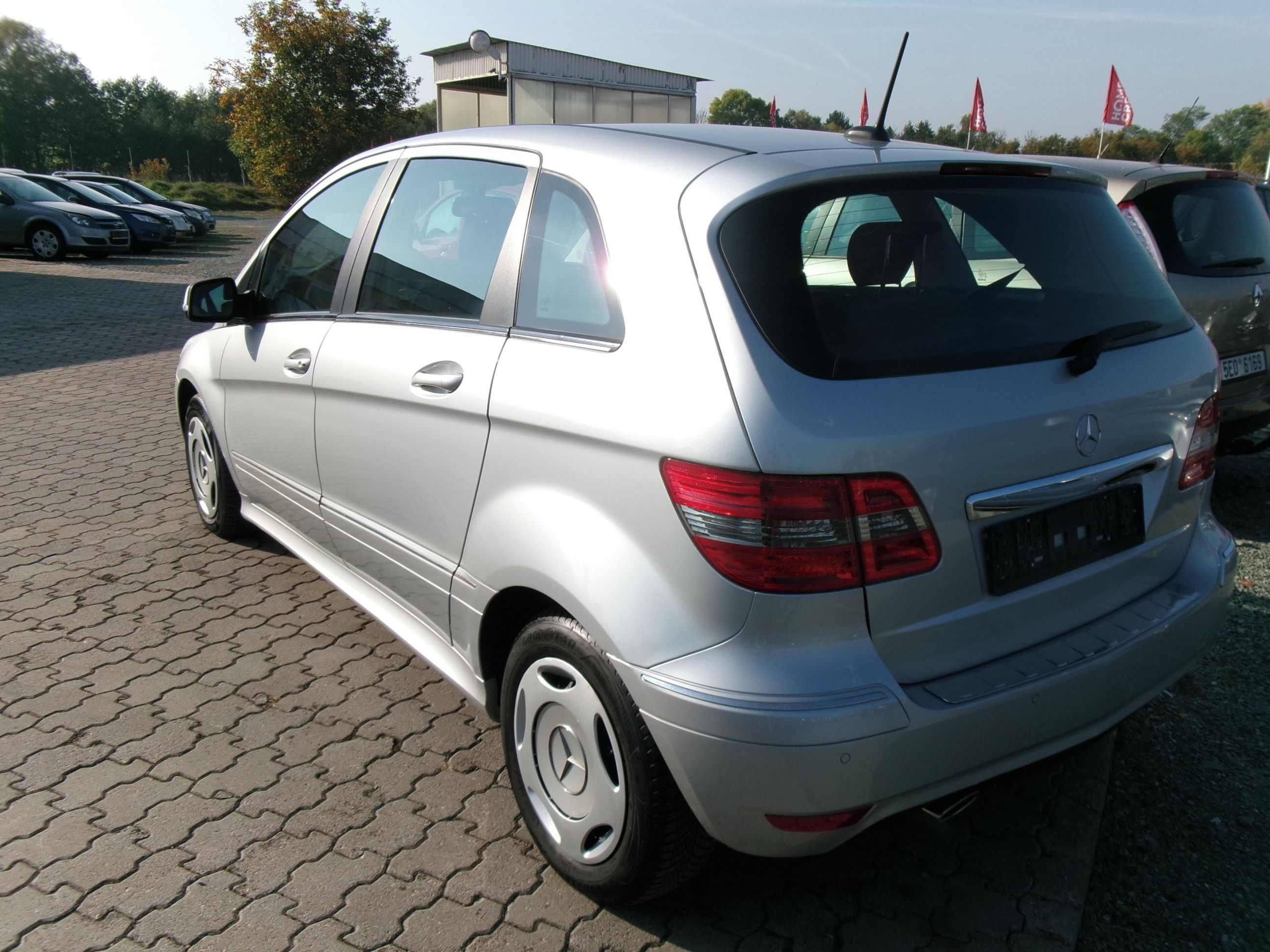 Mercedes-Benz Třídy B, 180,1.7i 85kw,2x kola - fotka 5