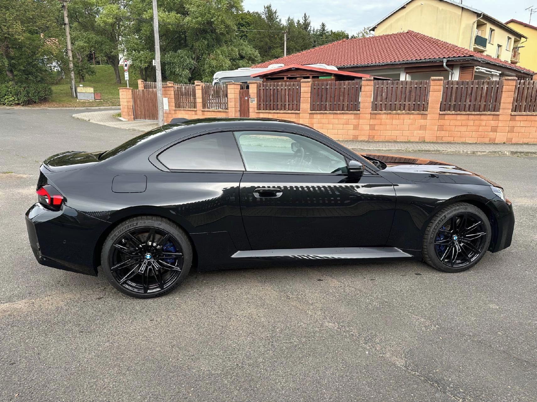 BMW M2, G87 Cabon/Harman - fotka 3