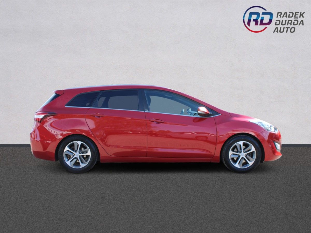 Hyundai i30, 1,6 i  ČR,1.MAJ,WEEKEND DESIGN - fotka 4