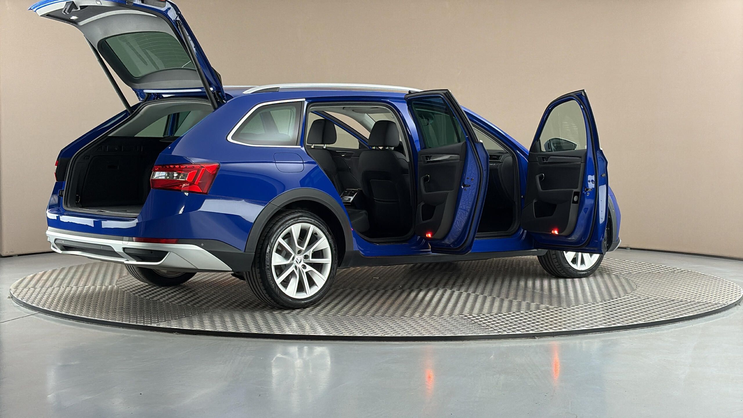 Škoda Superb, 2.0 TDI DSG 4x4 Scout Combi - fotka 6