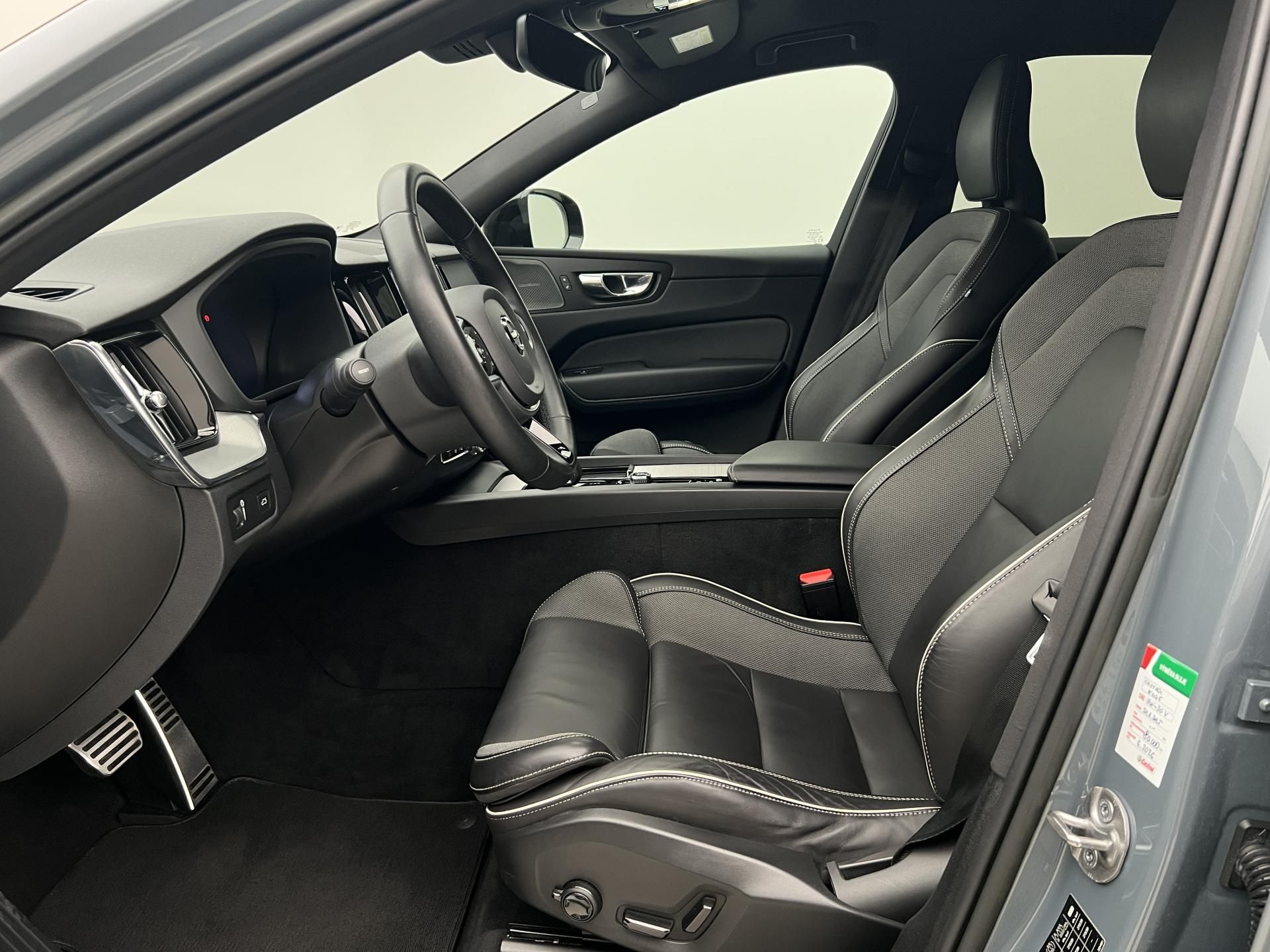 Volvo XC60, B4 AWD R-DESIGN AUT CZ - fotka 3