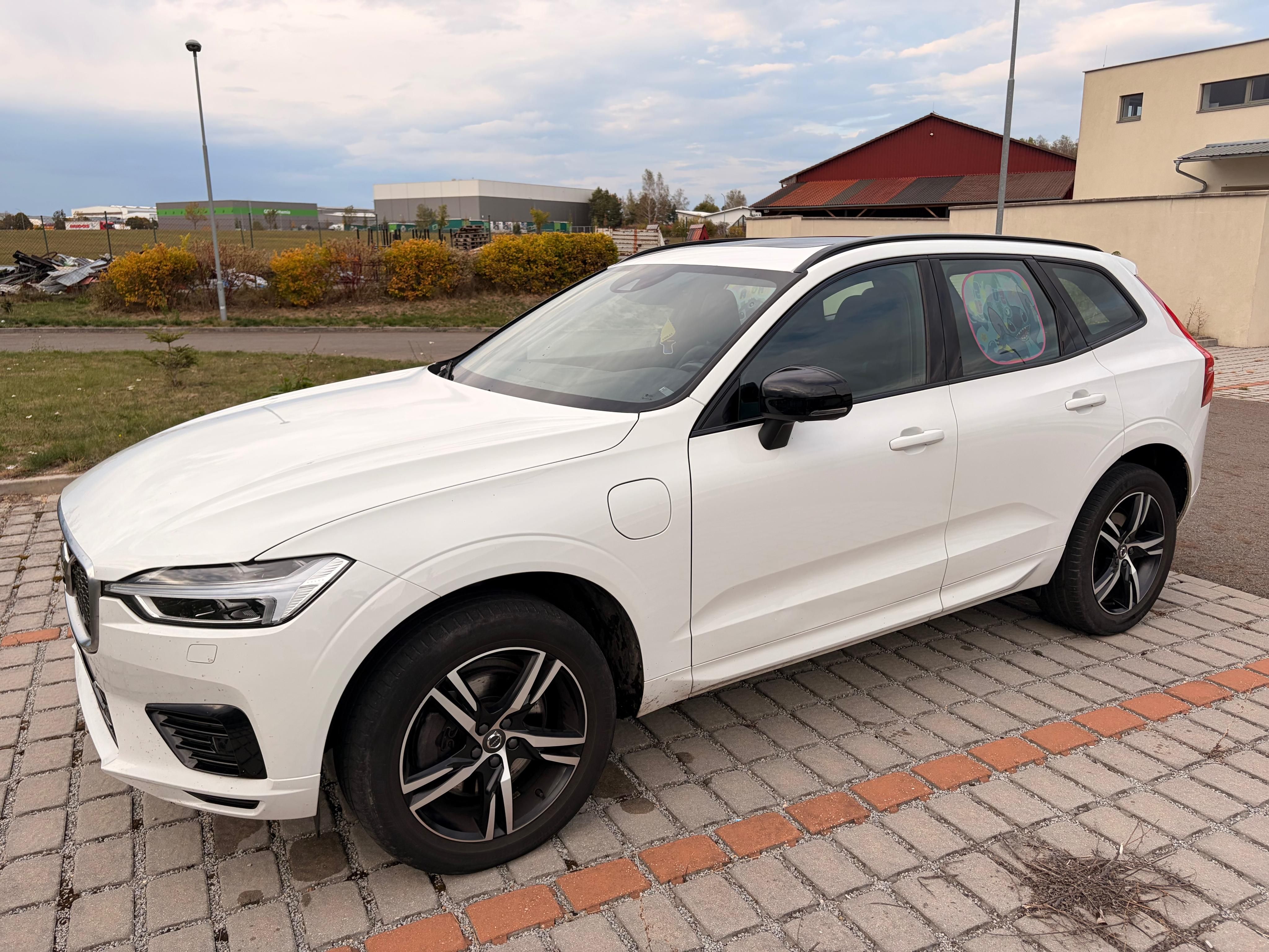 Volvo XC60, T8 R-Design plug-in (2020) - fotka 2