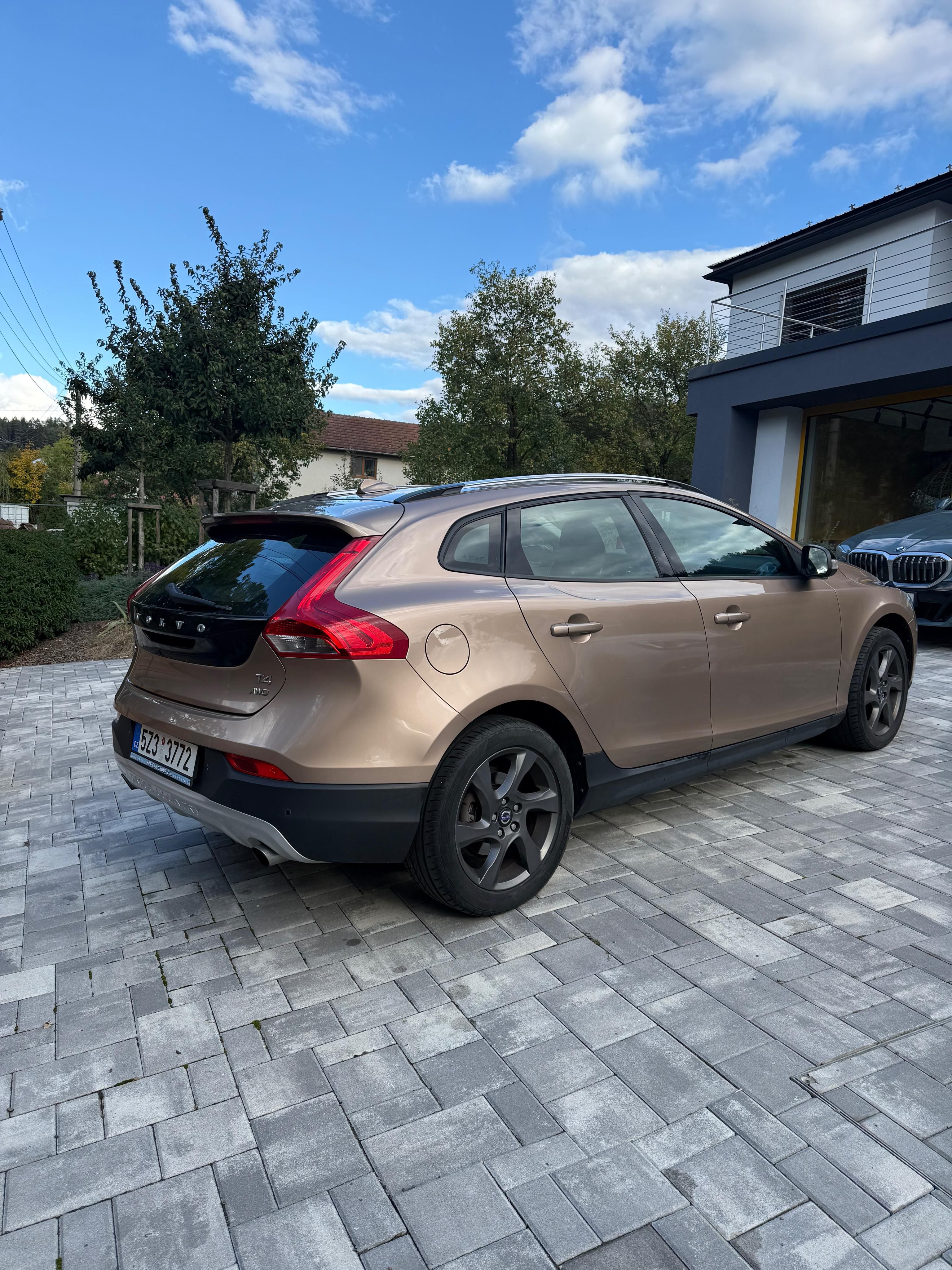 Volvo V40, AUTOMAT, 4X4, NOVÉ ROZVODY - fotka 4