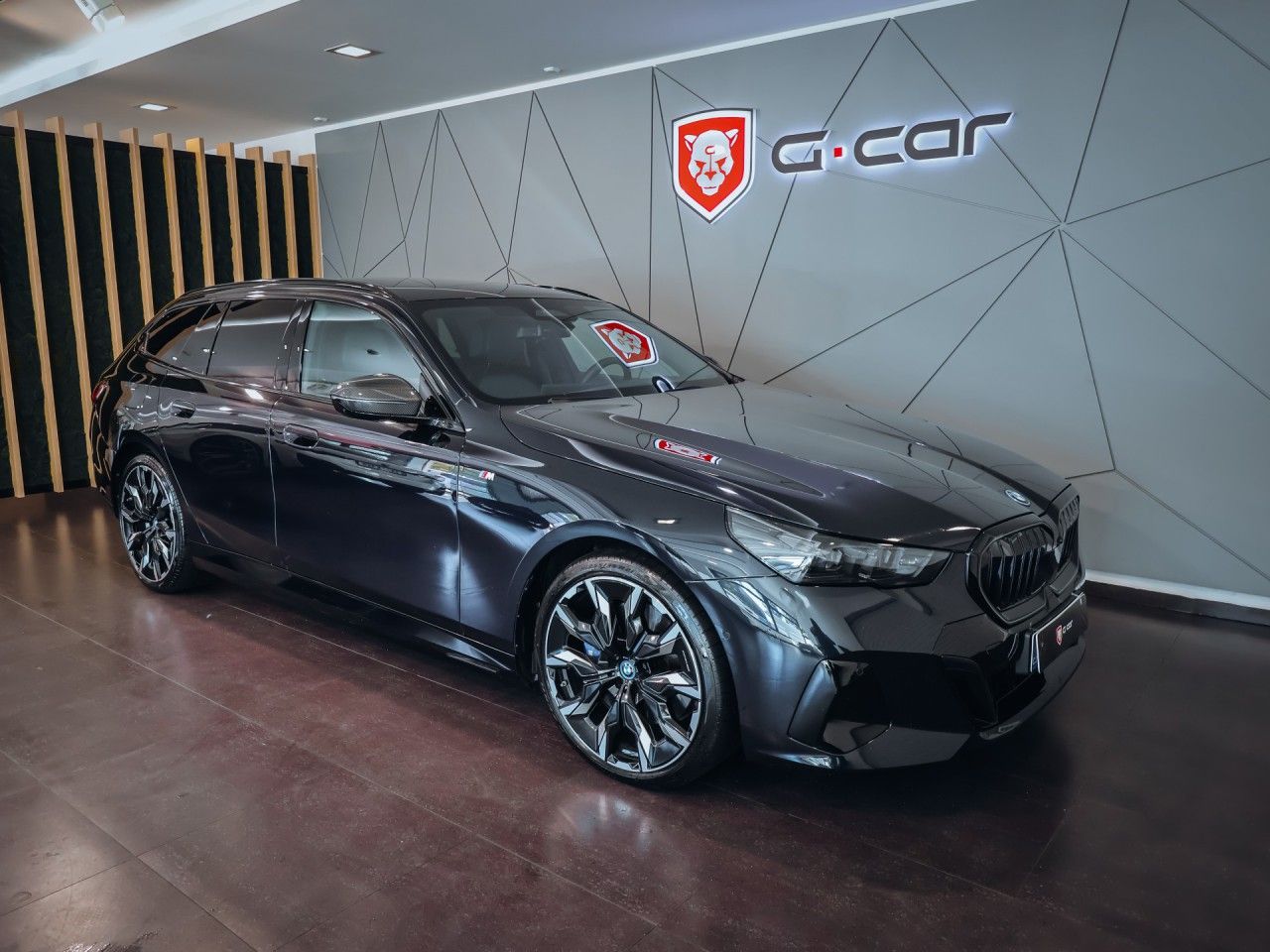 BMW Řada 5, 550e xDrive M-sport Touring - fotka 3