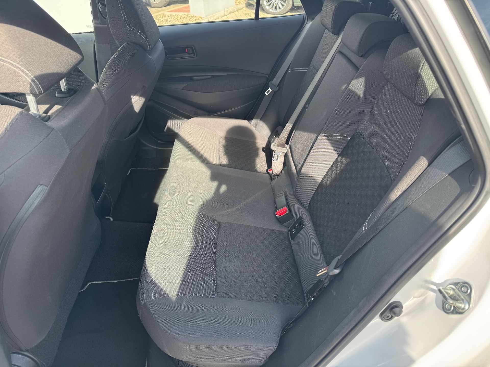 Toyota Corolla, 1.8 Hybrid e-CVT Active Tourin - fotka 6