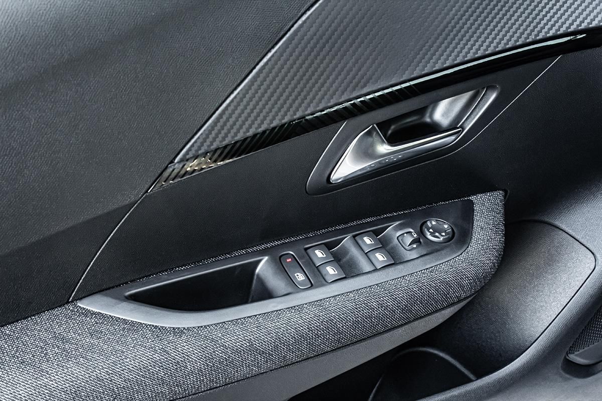 Peugeot 208, 1,2 Hybrid 110 e-DCS6  BUSINES - fotka 6