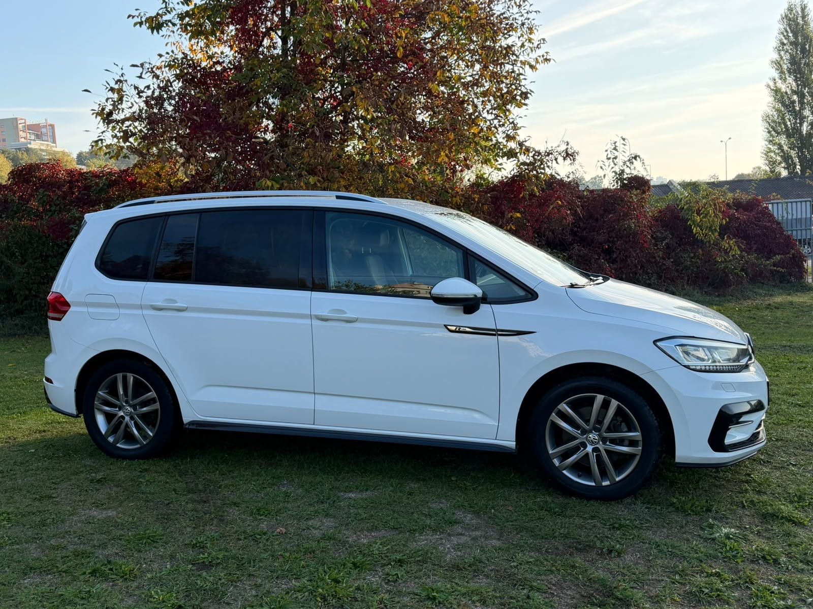 Volkswagen Touran, R-LINE 1,4 TSI - 7 MÍST, TAŽNÉ - fotka 5
