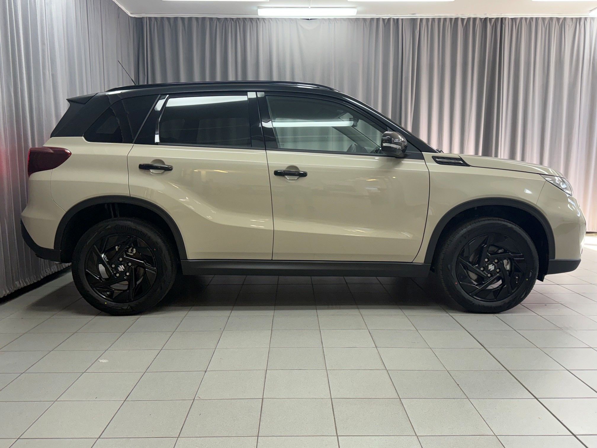 Suzuki Vitara, 1,4 Black ed. 4x2, zimní kola - fotka 4