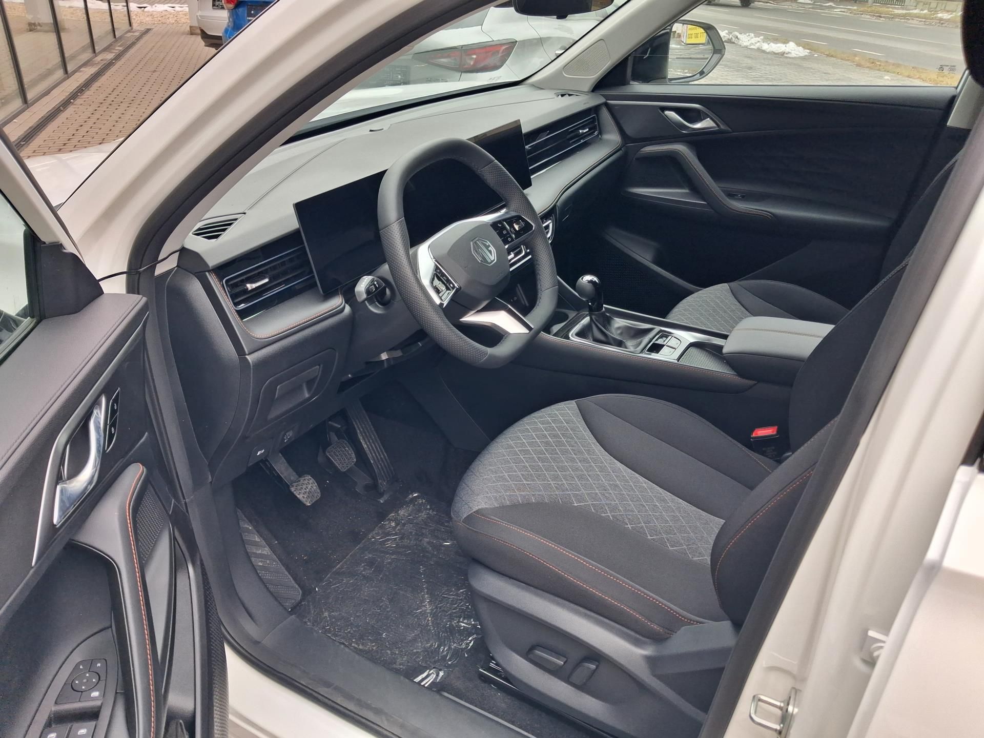 MG HS, EMOTION PHEV 200kW 4×2 3AT - fotka 6
