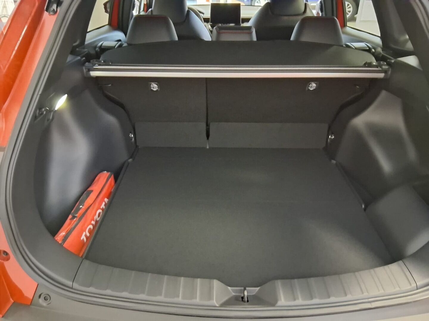 Toyota Corolla Cross, GR-sport 2,0 HEV - fotka 5